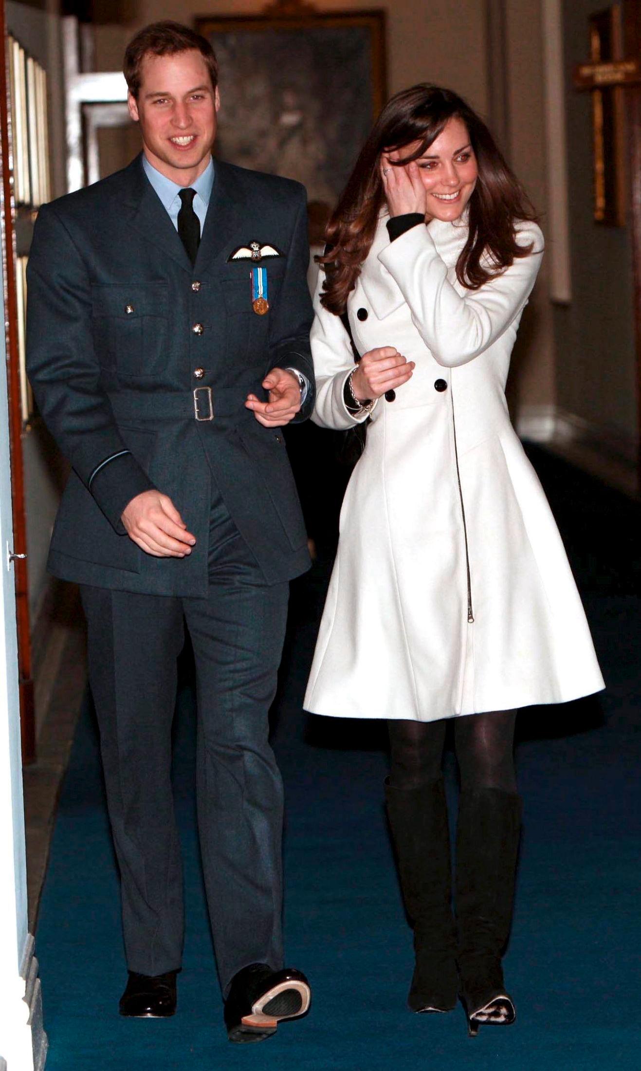 ELSKET SILHUETT: Kate Middleton i en A-formet jakkekjole i 2008. Foto: Michael Dunlea/EPA