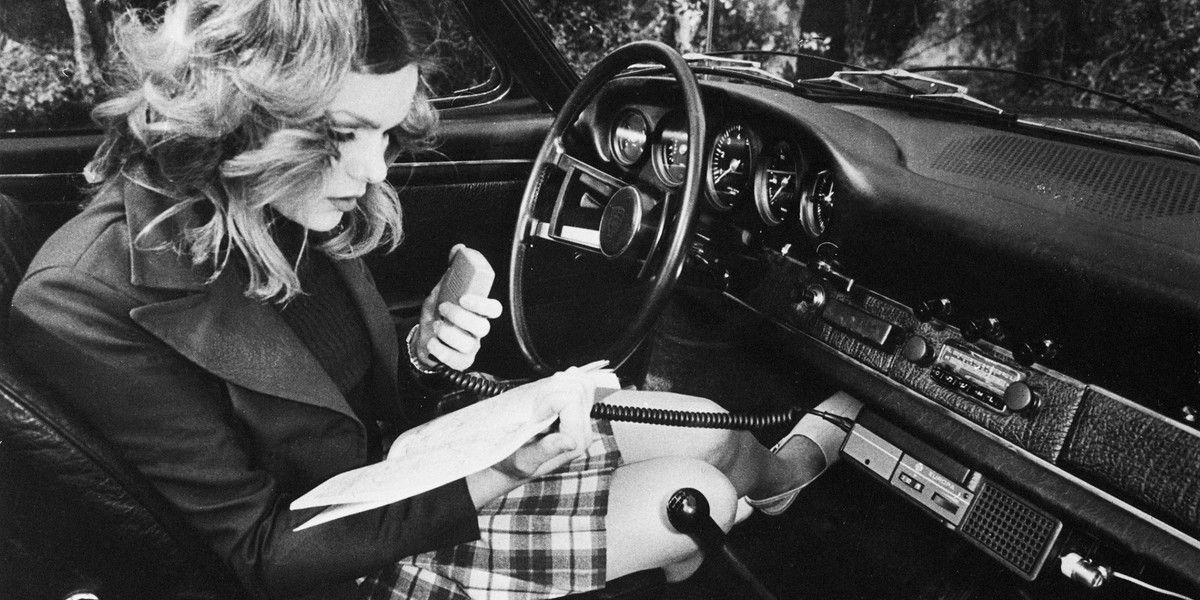  I 1966 ble den aller første manuelle mobiltelefonen lansert i Norge. OLT-telefonen, også kalt «radiotelefon», var en bilradiotjeneste der man kunne ringe fra vanlig telefon til telefon i bilen. 