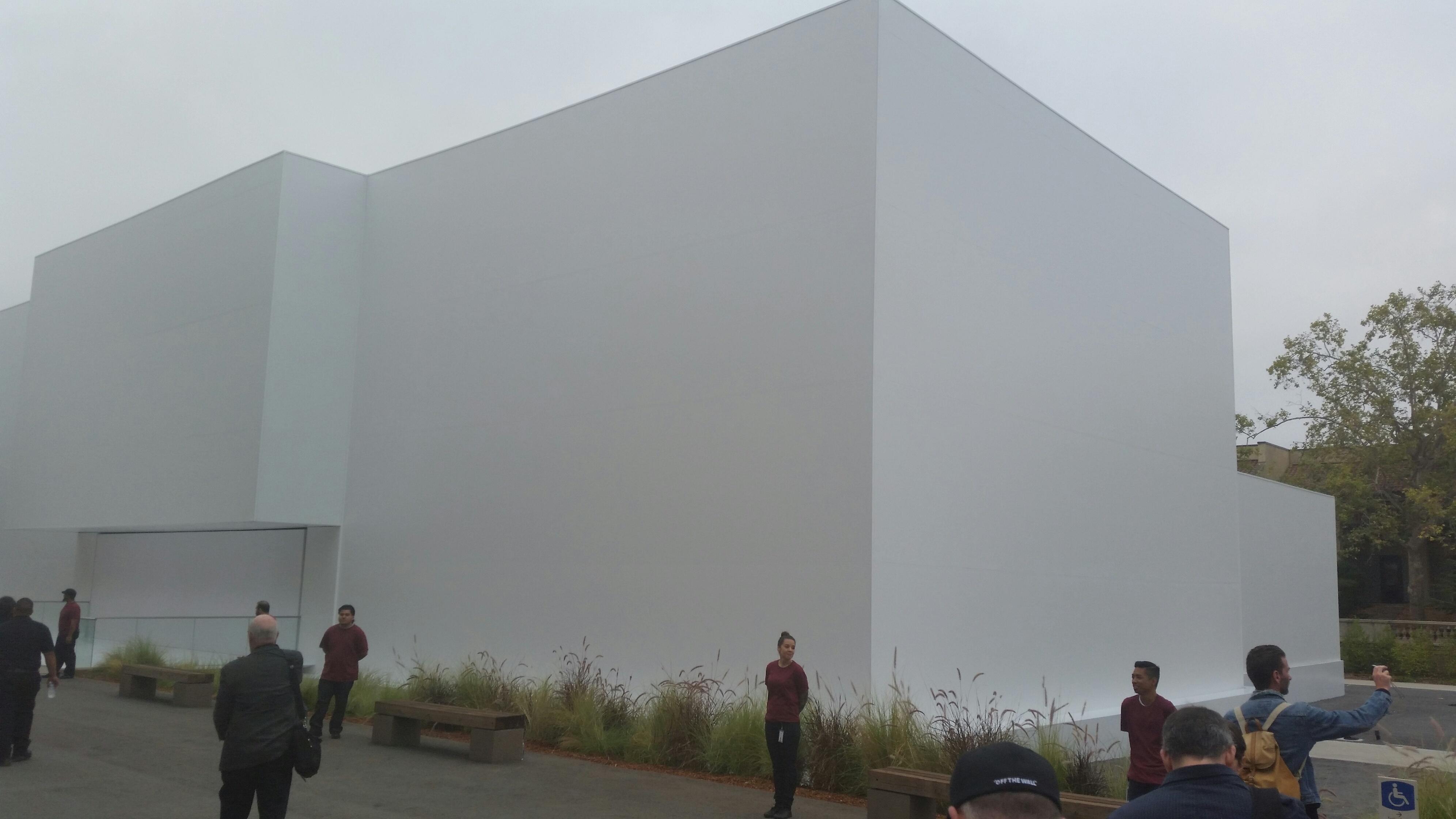 Denne bygningen har Apple satt opp for anledningen. Hva skjer på innsiden?Foto: Finn Jarle Kvalheim, Tek.no