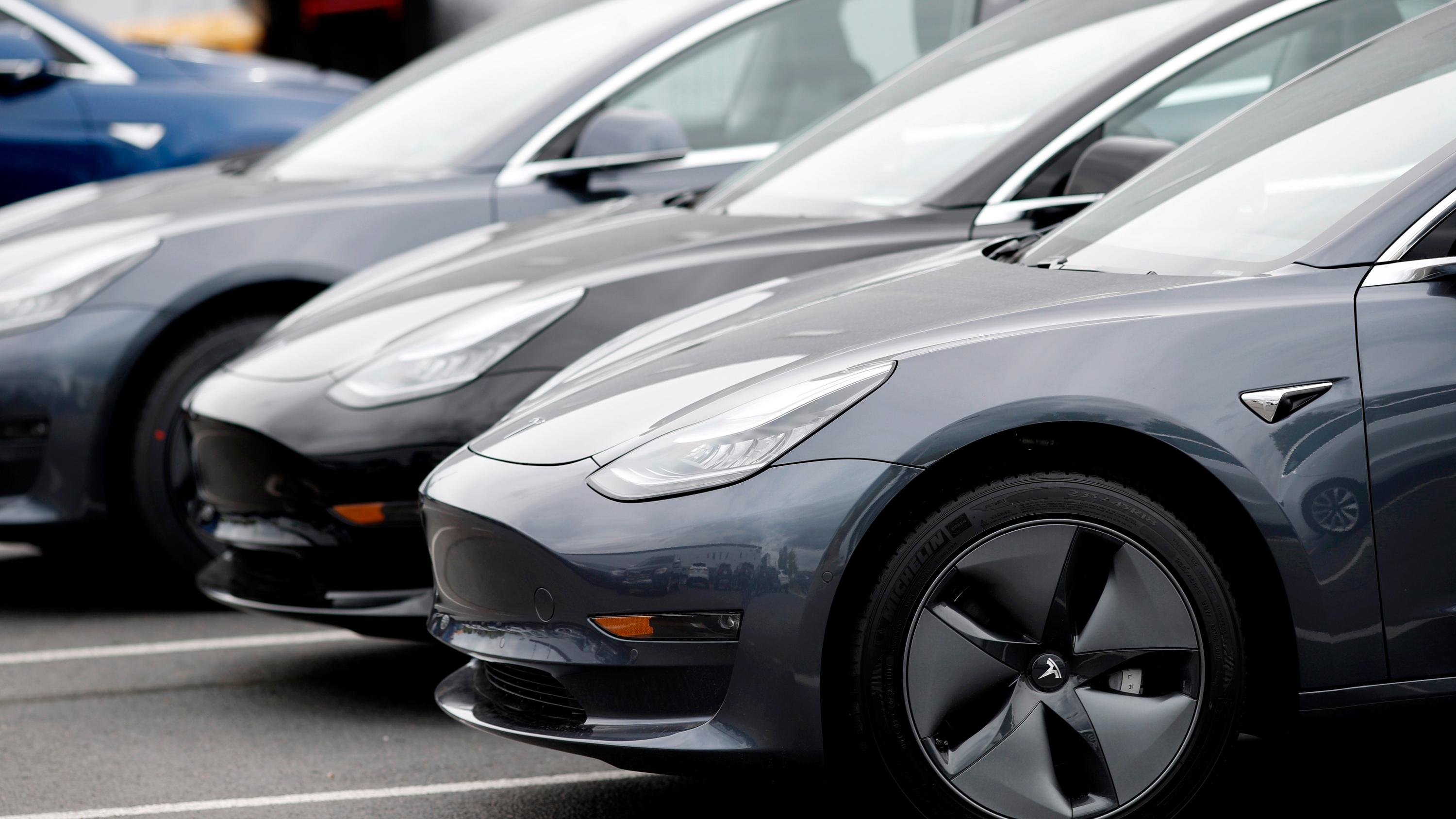 Beskylder Tesla for «servicehelvete»: Hevder tre av fire biler ble levert med feil