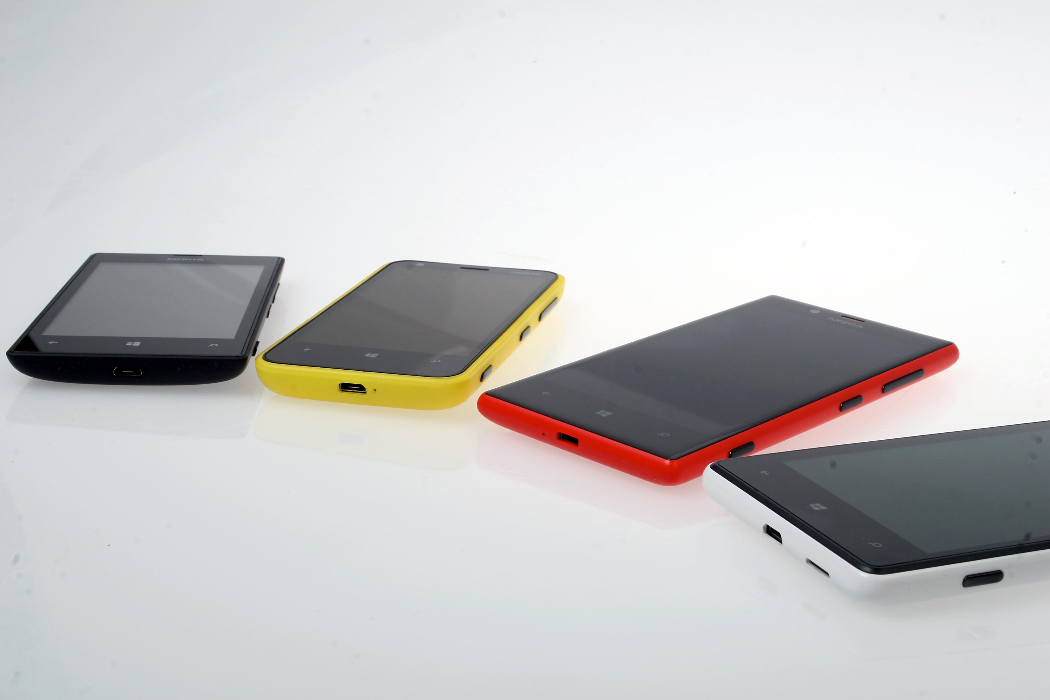 Noen av modellene i Lumia-serien. Fra venstre: Lumia 520, 620, 720 og 820. Lumia 920 var ikke tilstede da bildet ble tatt.