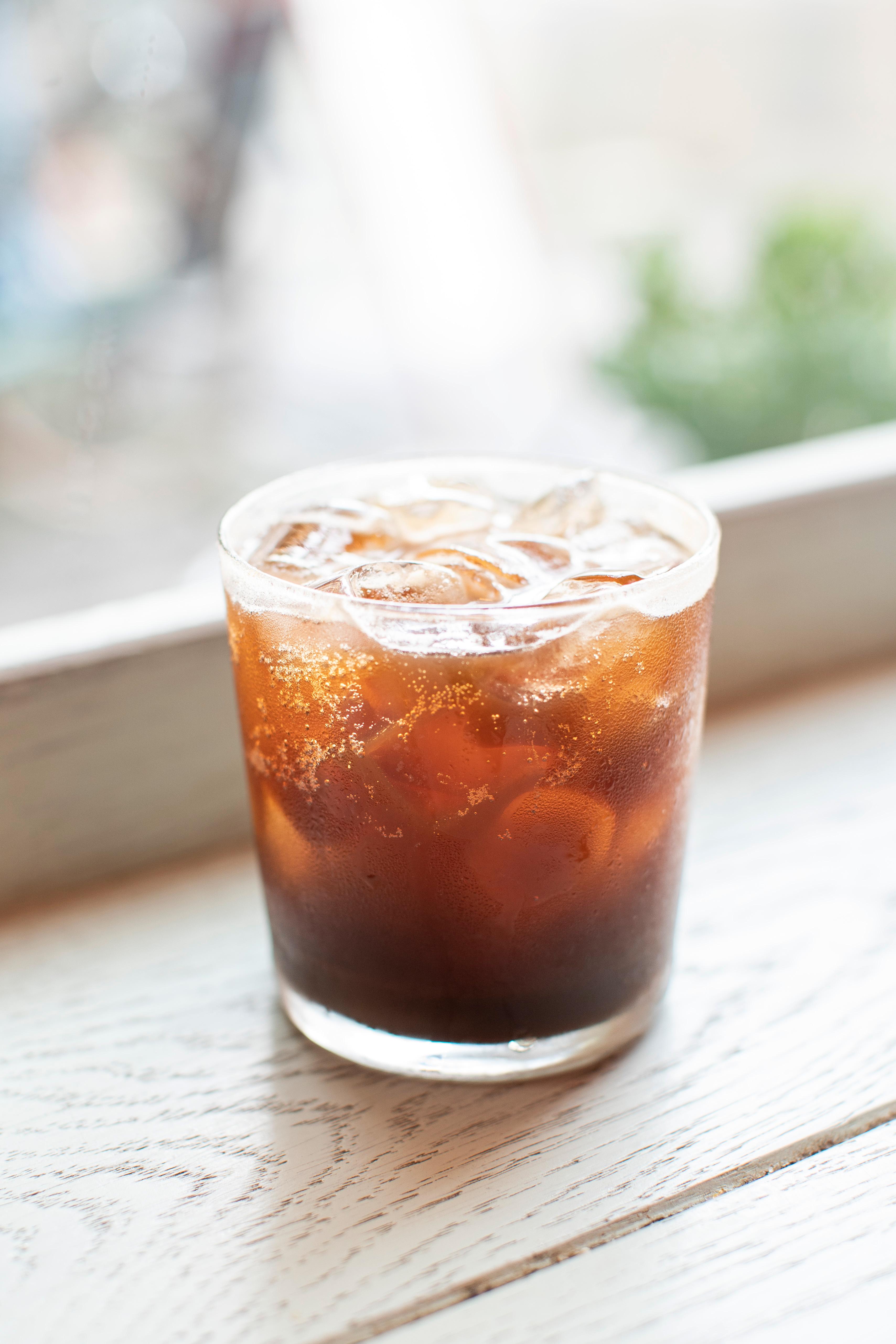 KAFFE OG COLA: Her er et glass fylt med espressoog Cola. – Denne er et kick på et kick, sier barista Anton Söderman.