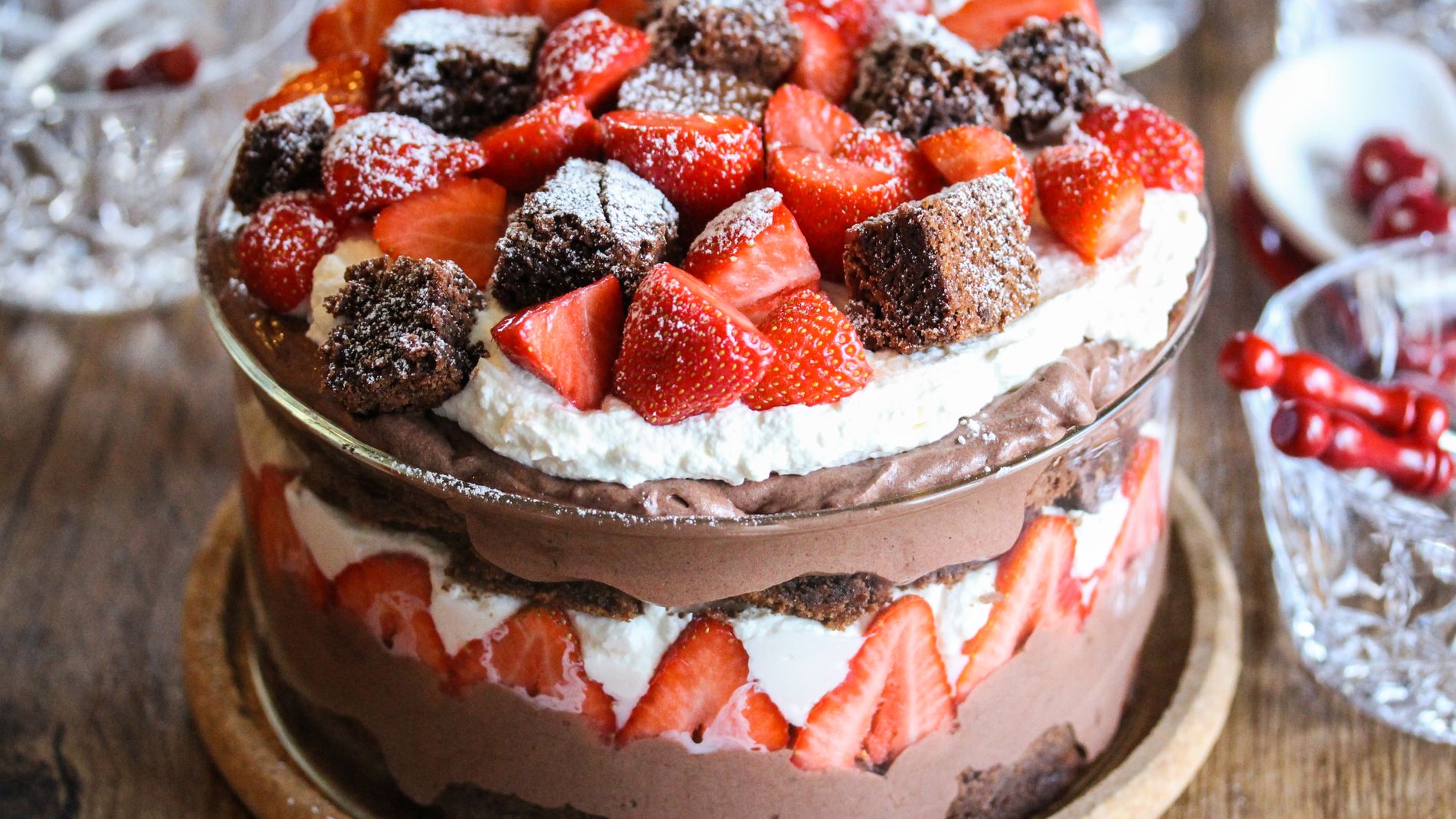 Trifle med brownies, chokladmousse och jordgubbar