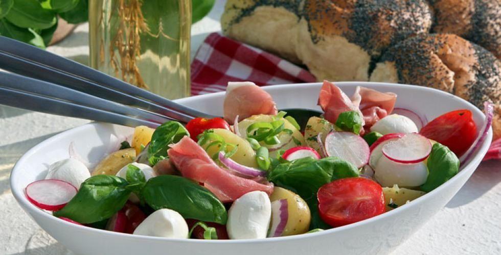Herlig, sommerlig salat med spekeskinke, mozzarella, reddiker og nypoteter. (Foto: Opplysningskontoret for frukt og grønt/Alf Børjesson.)