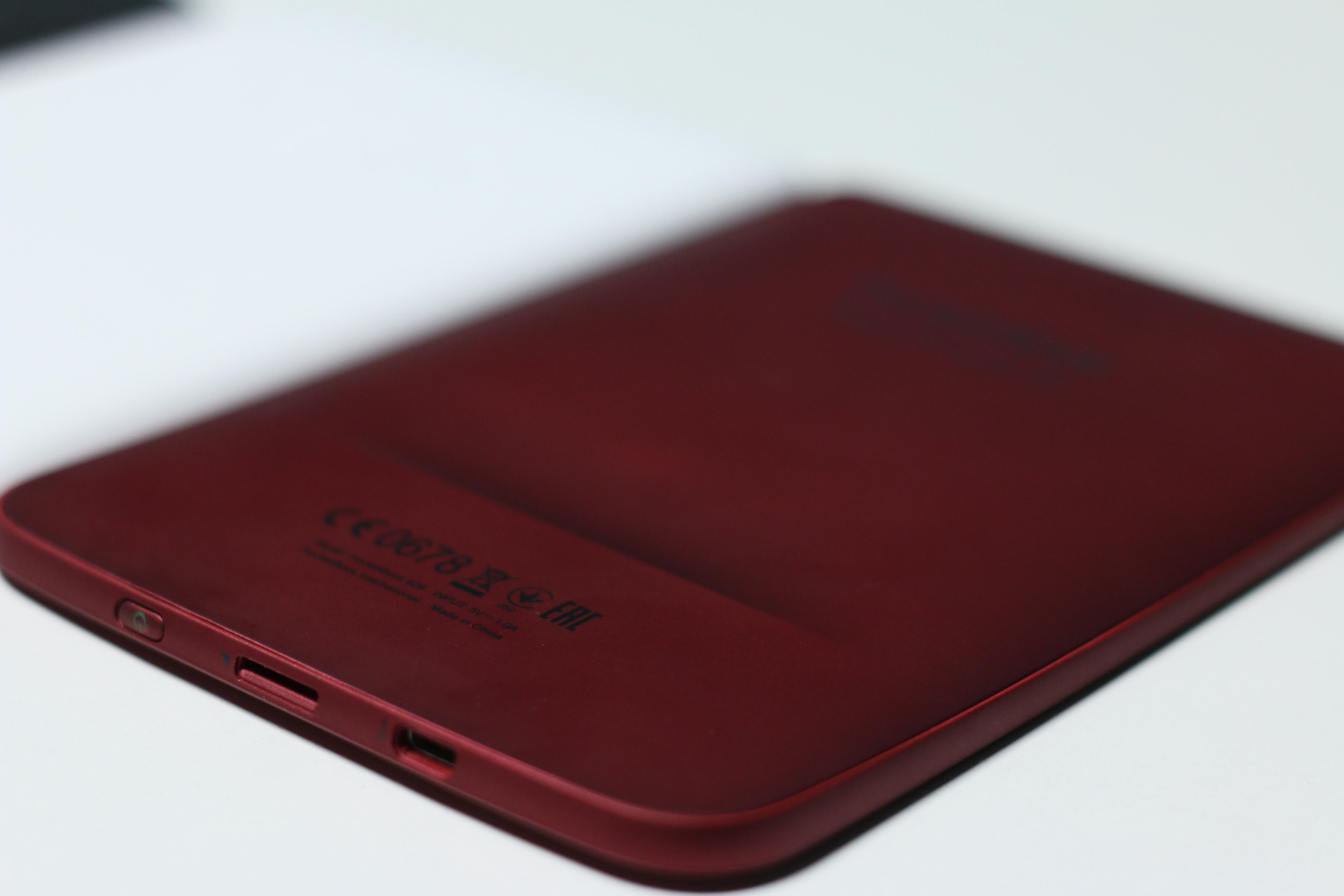 Den vesle kurven på baksiden av PocketBook sikrer at den ikke glir ut av hendene dine når du holder den over lengre perioder – til tross for det glatte materialet.