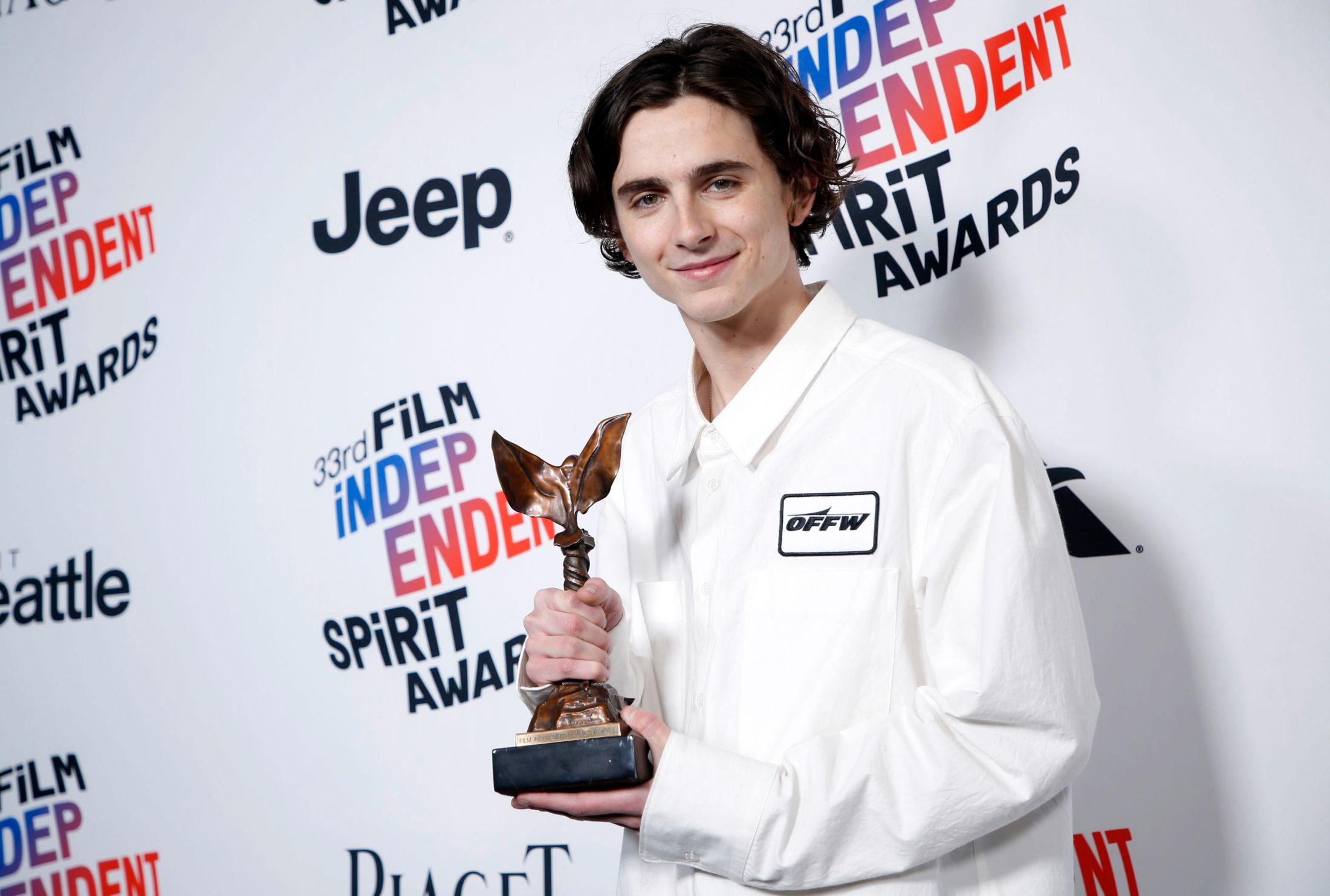 TRENDY: Under FIlm Independent Spirit Awards droppet Chalamet smokingen, og stilte opp i sorte bukser, og en hvit skjorte fra Off-White. Foto: NTB Scanpix