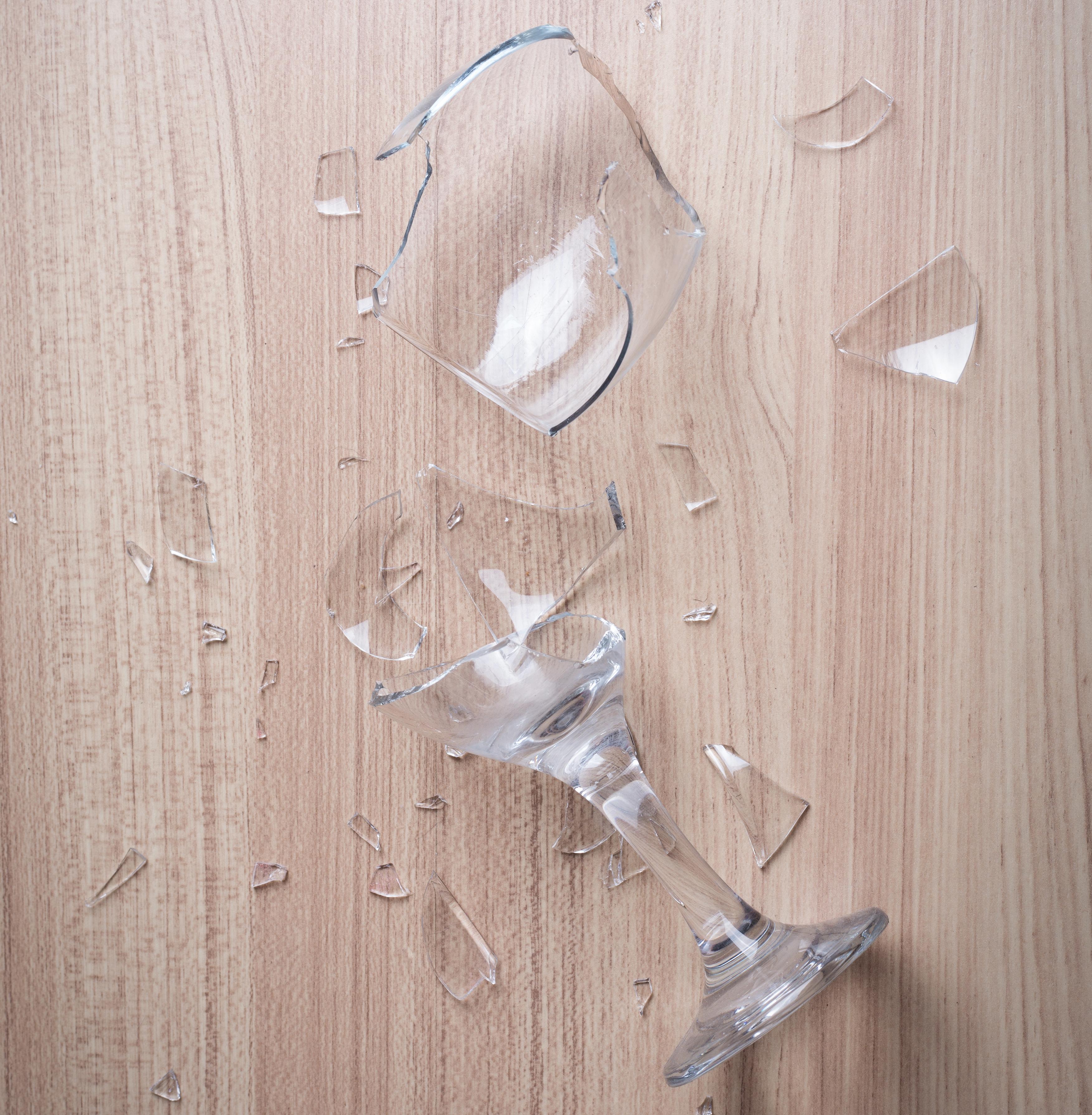 MELKEKARTONG-MAT: Mange putter nok knuste glass i en melkekartong og kaster den i restsøppelet.