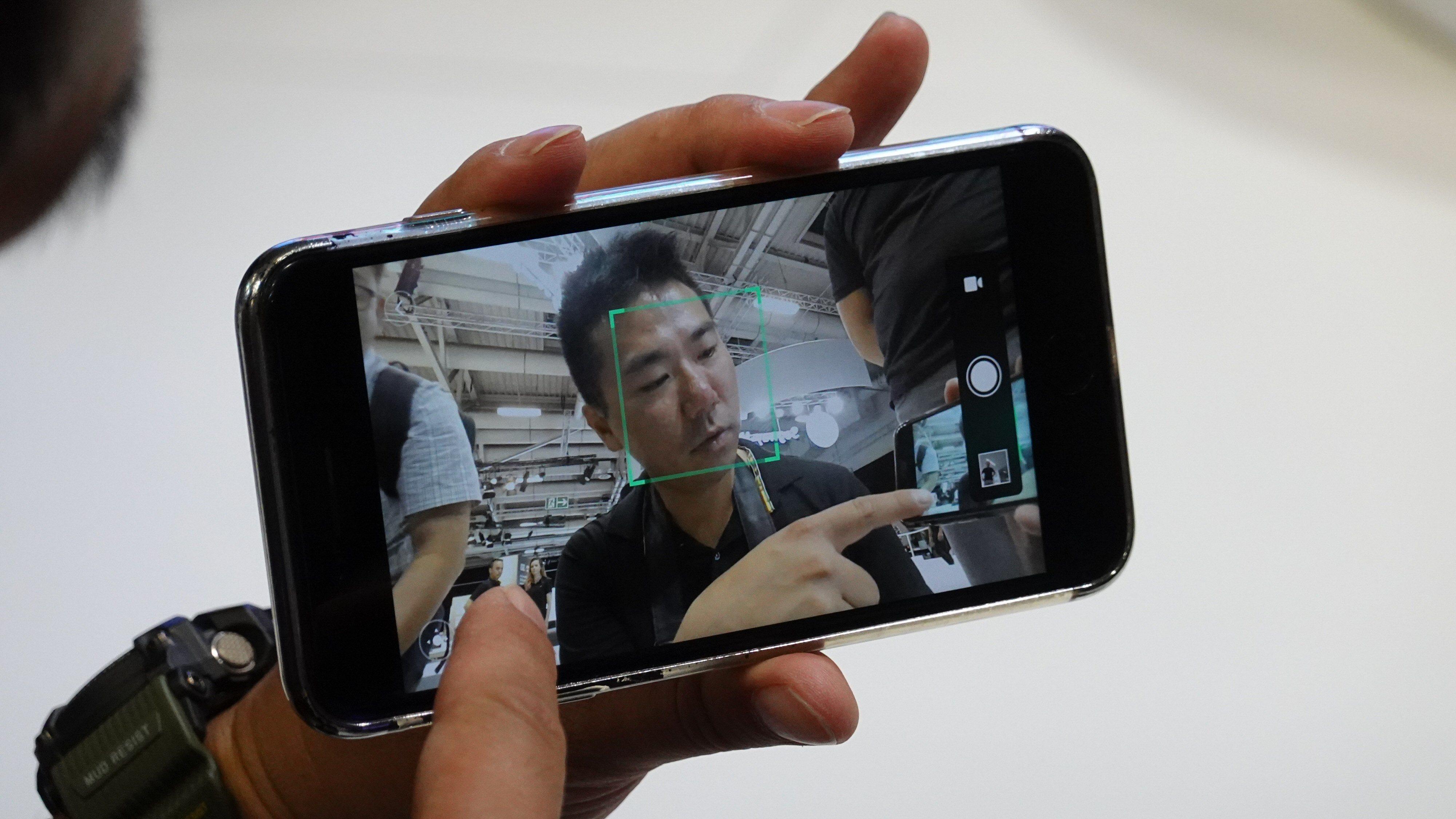 Via en app kan du «se» gjennom robotens kamera og for eksempel ta bilder eller fjernstyre den.