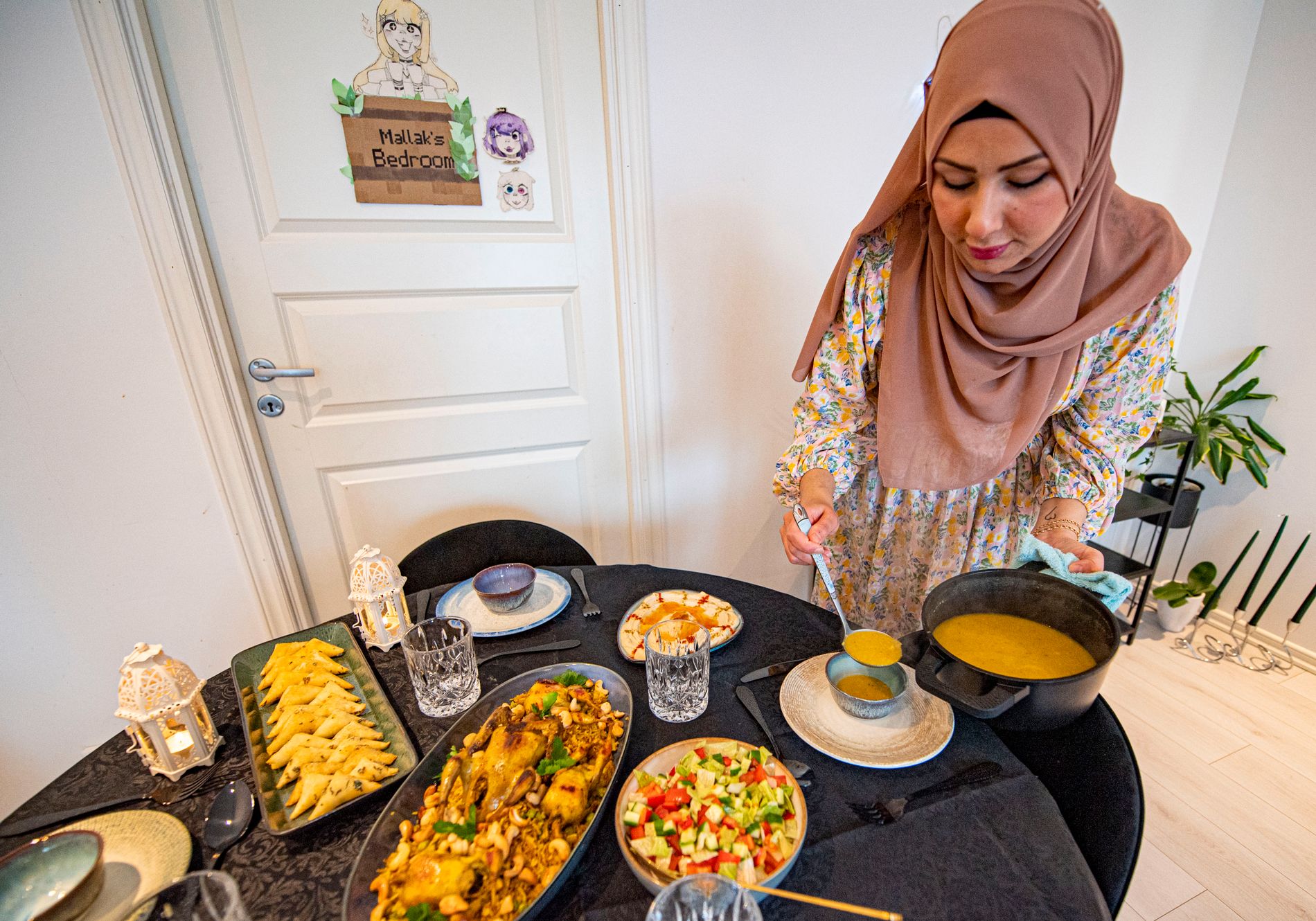 DUKAT FÖR MATFEST Maryam Al-Hammadi brukar bjuda på gratäng med kött eller kyckling, ”den sköter sig själv i ugnen”, en kryddig risrätt med potatis, grönsaker och exempelvis kyckling. En  fräsch sallad och någon röra, som auberginröra. Hon gör också sambosa, frasiga piroger med olika fyllningar, som ost, spenat, kött, potatis eller kyckling.