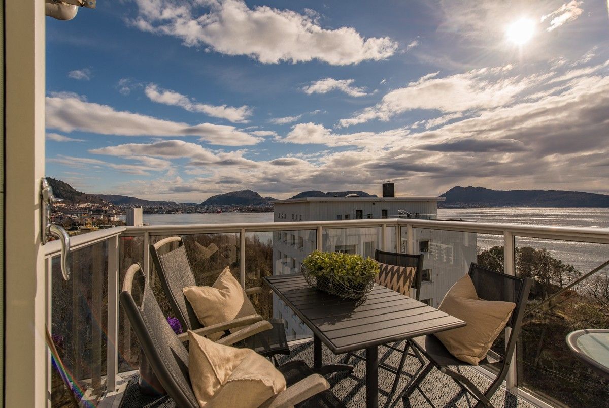 FABELAKTIG UTSIKT: Nyt utsikten over Byfjorden fra din egen balkong. 