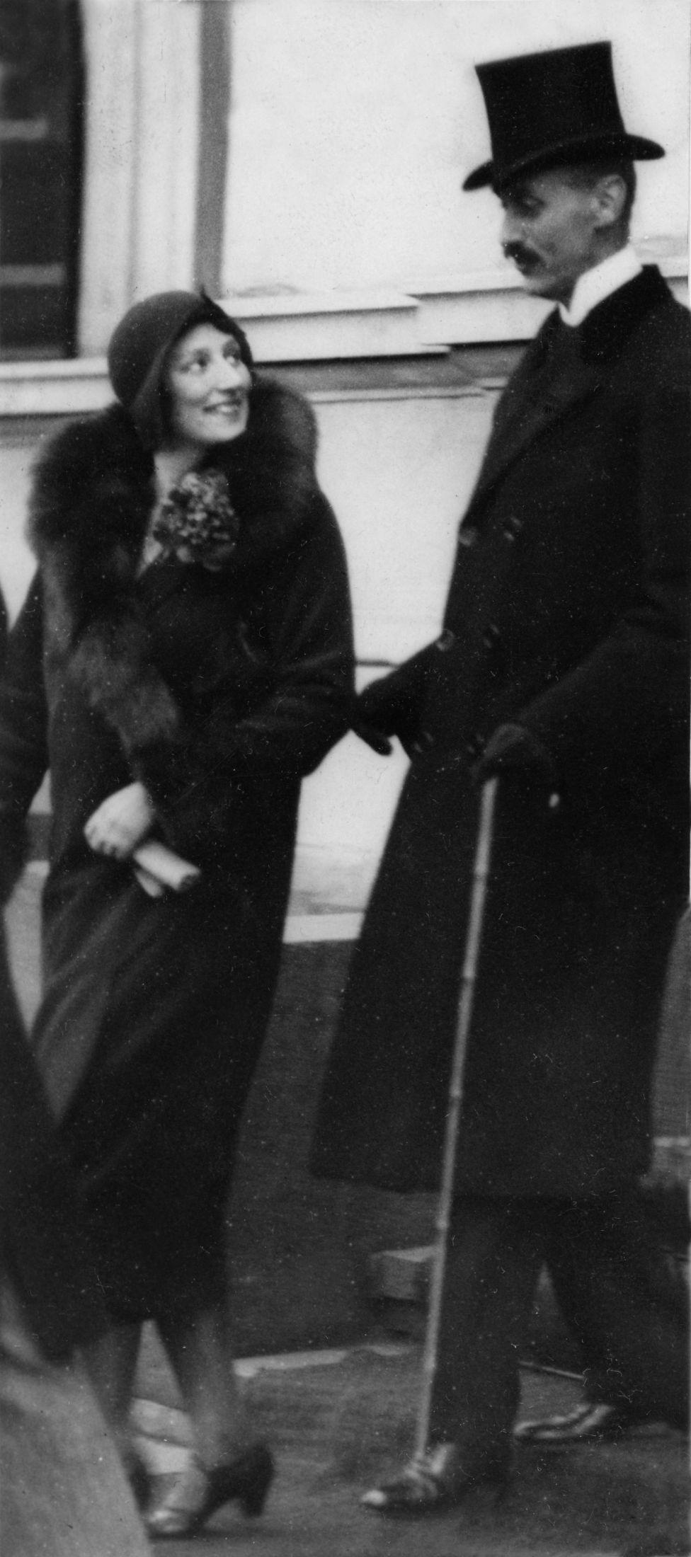 Kronprinsesse Märtha og kong Haakon VII trolig i 1929, legg merke til blomsten på kragen. Blomster dukker opp som en rød tråd i prinsessegarderoben. Foto: VG Arkiv