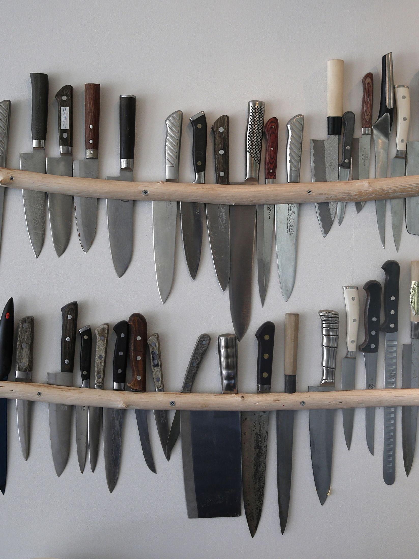 SAMLING: - Dette er alle de pensjonerte knivene mine. Favorittene har jeg med på jobb, forteller Gausdal om knivsamlingen som henger over kjøkkenbenken. Foto: Trond Solberg
