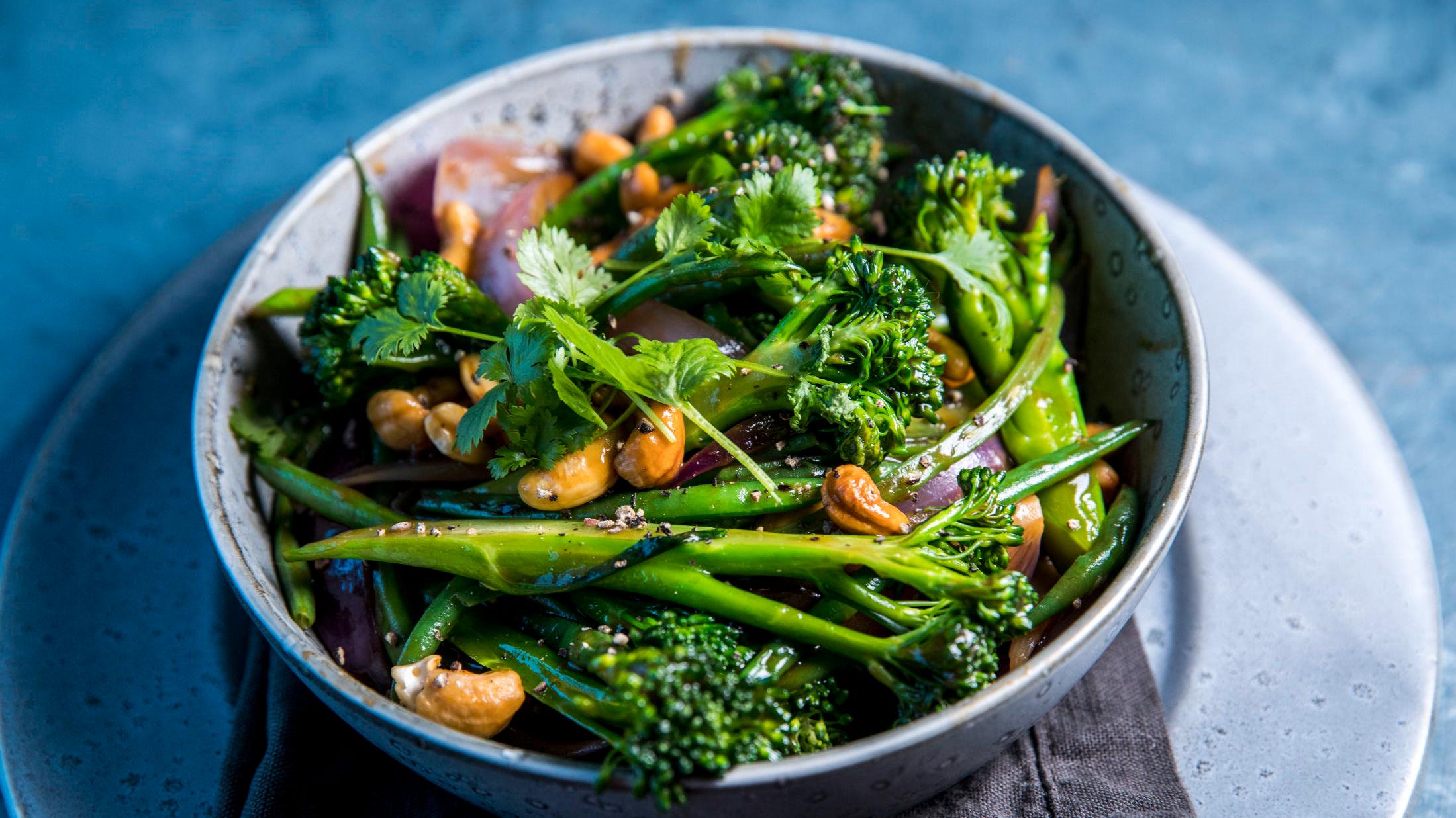 NAM ELLER NEI: Blir du uvel av tanken på store mengder brokkoli, som i denne grønn wok-en med brokkoli og aspargesbønner? Da kan det være at du er en såkalt «supersmaker». Foto: Sara Johannessen / VG