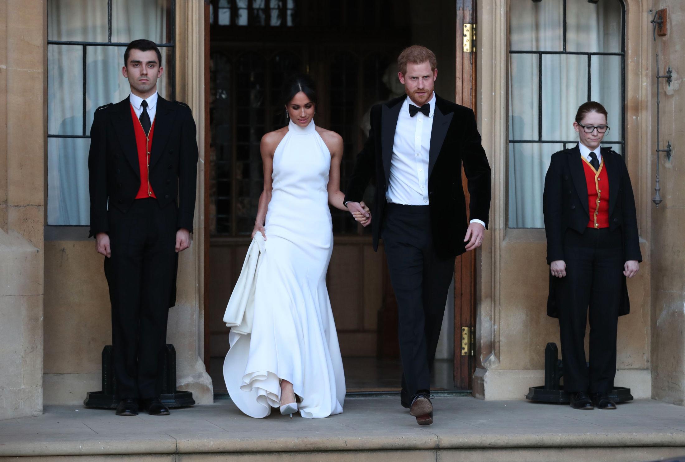 SKIFTET: Prins Harry og hertuginne Meghan valgte begge andre antrekk til bryllupsfesten lørdag. Foto: Getty Images.