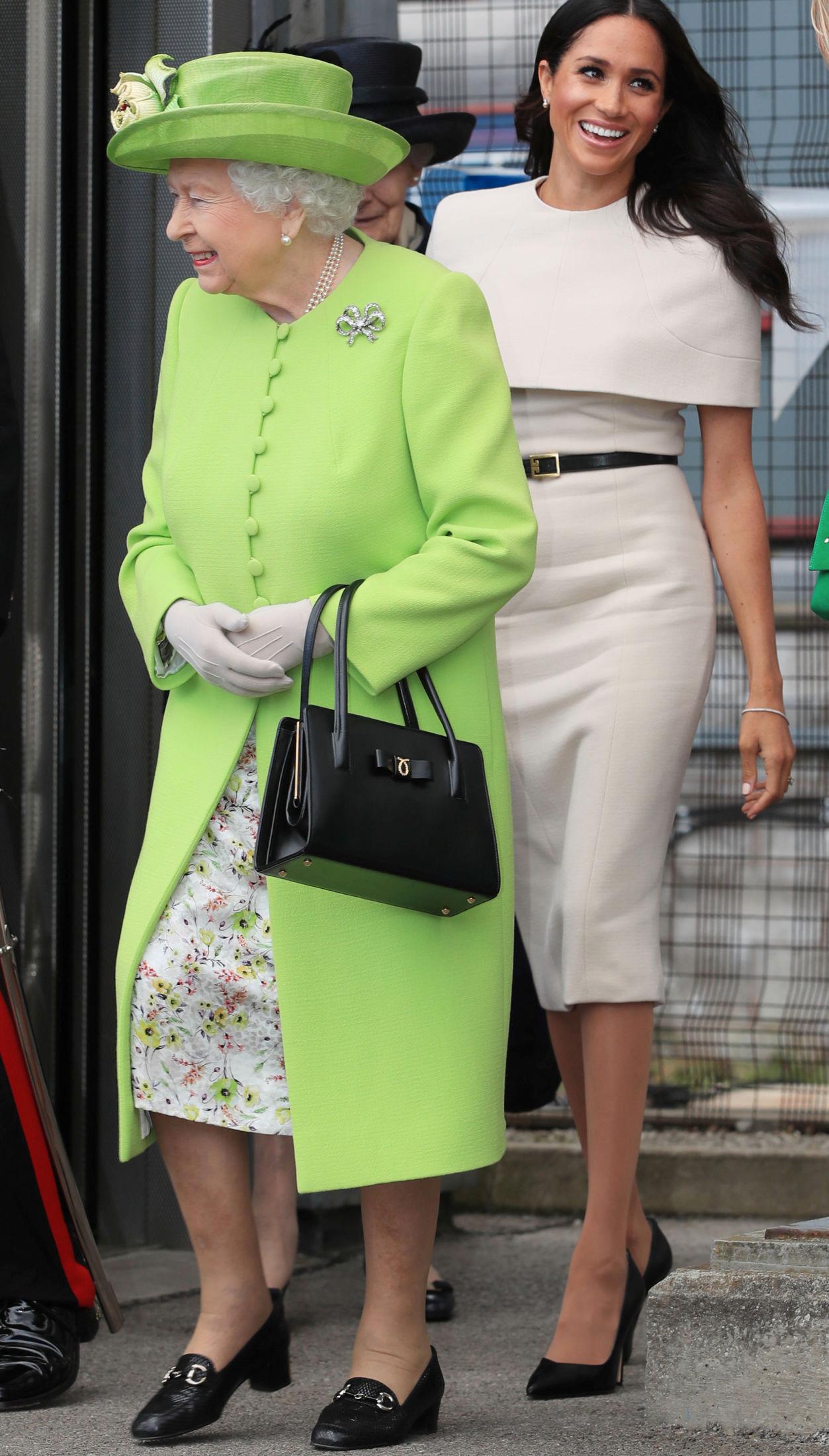ALLTID MATCHENDE: Dronning Elizabeth har en rekke fargerike kåper og drakter med matchende hatter. Foto: Reuters.