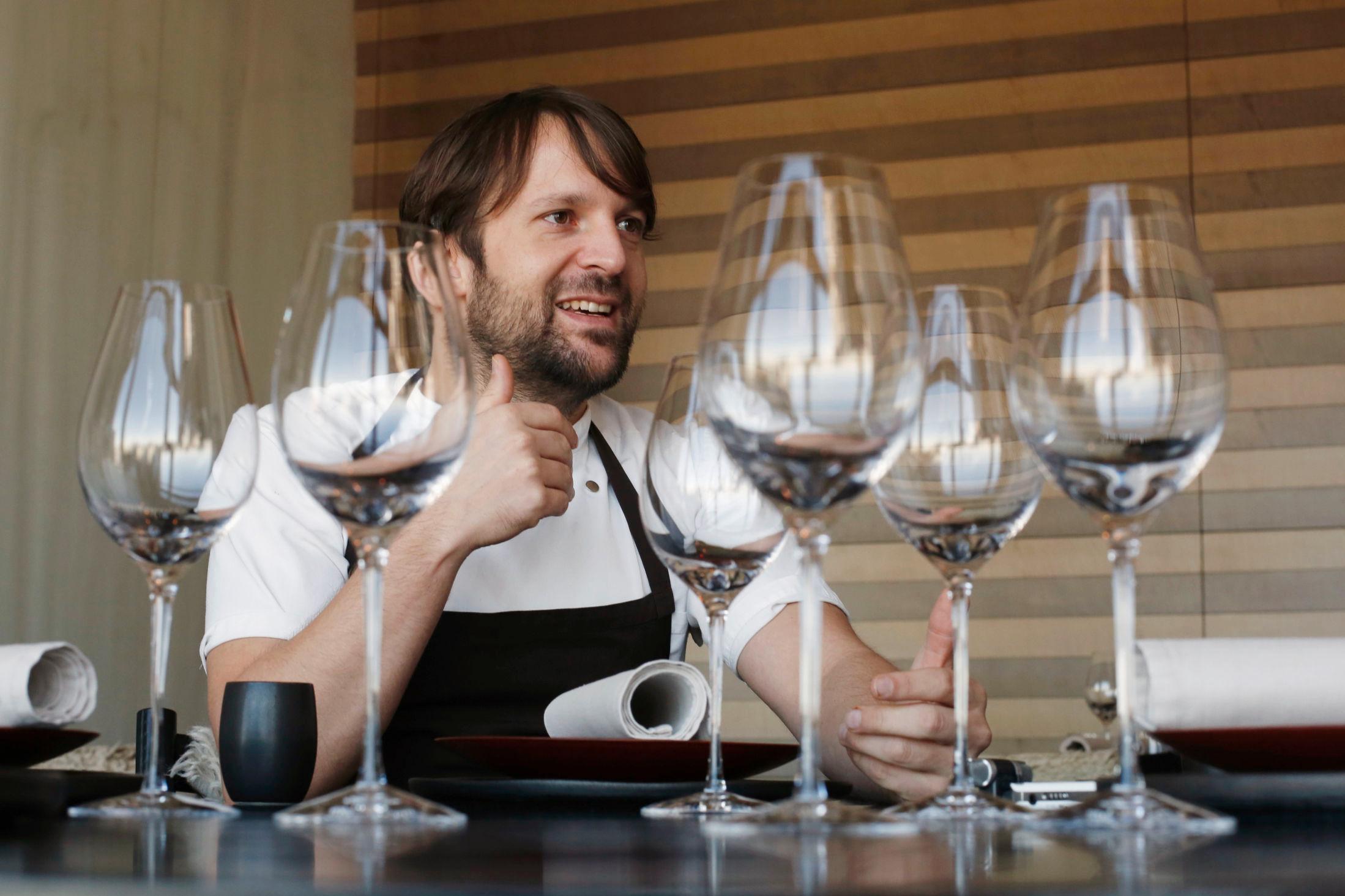 TOPPKOKK: René Redzepi er kjøkkensjef på den danske restauranten Noma, som tidligere har blitt kåret til verdens beste restaurant. Foto: REUTERS/Yuya Shino