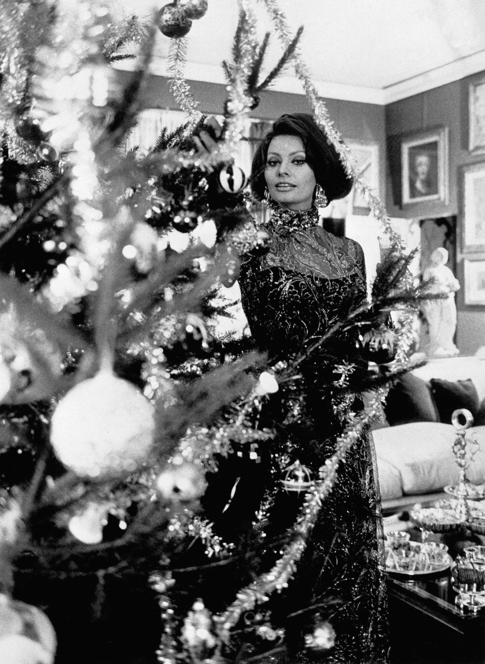 Den italienske skuespilleren Sophia Loren iført glitrende Dior julen 1971. (AP Photo)