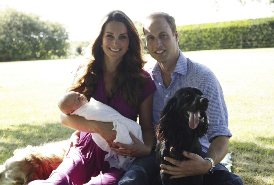 SOMMERLIGE FAMILIEBILDER: Både hertuginne Kate og prins William er avslappet kledd, mens lille prins George er godt innpakket i et babyteppe. Foto: Michael Middleton/AFP
