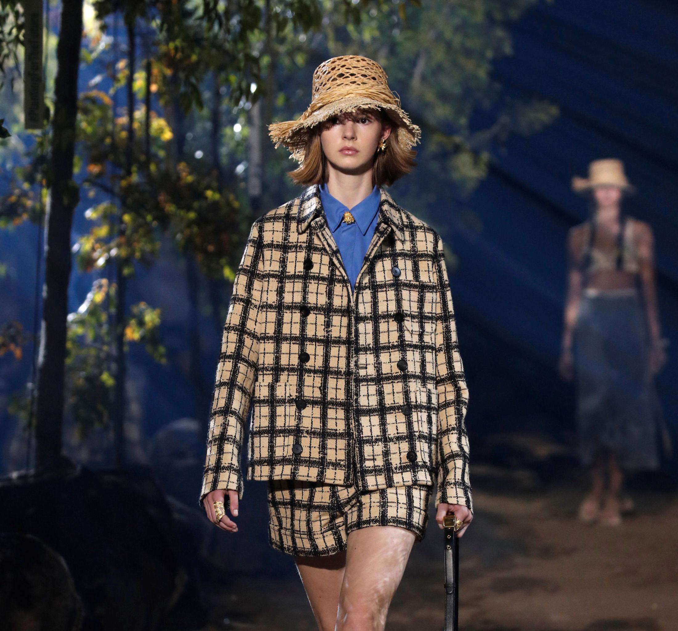 DIOR: Shorts og jakke fra Maria Grazia Chiuris og Dior. FOTO: Reuters