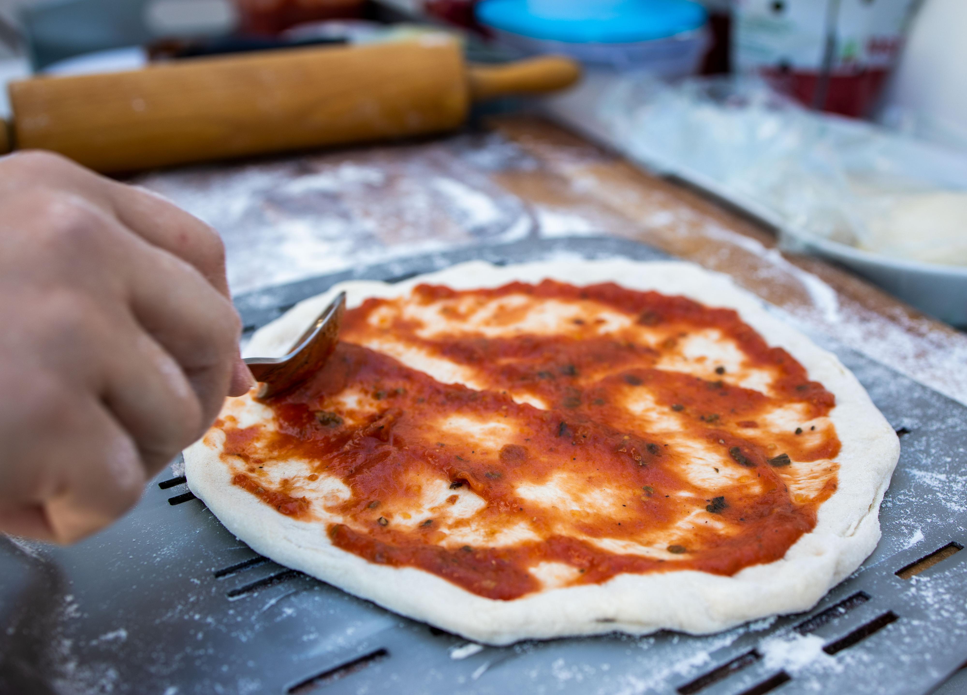 En pizzadeig har ikke så mange avanserte ingredienser, men lag den en dag i forveien for best resultat. 