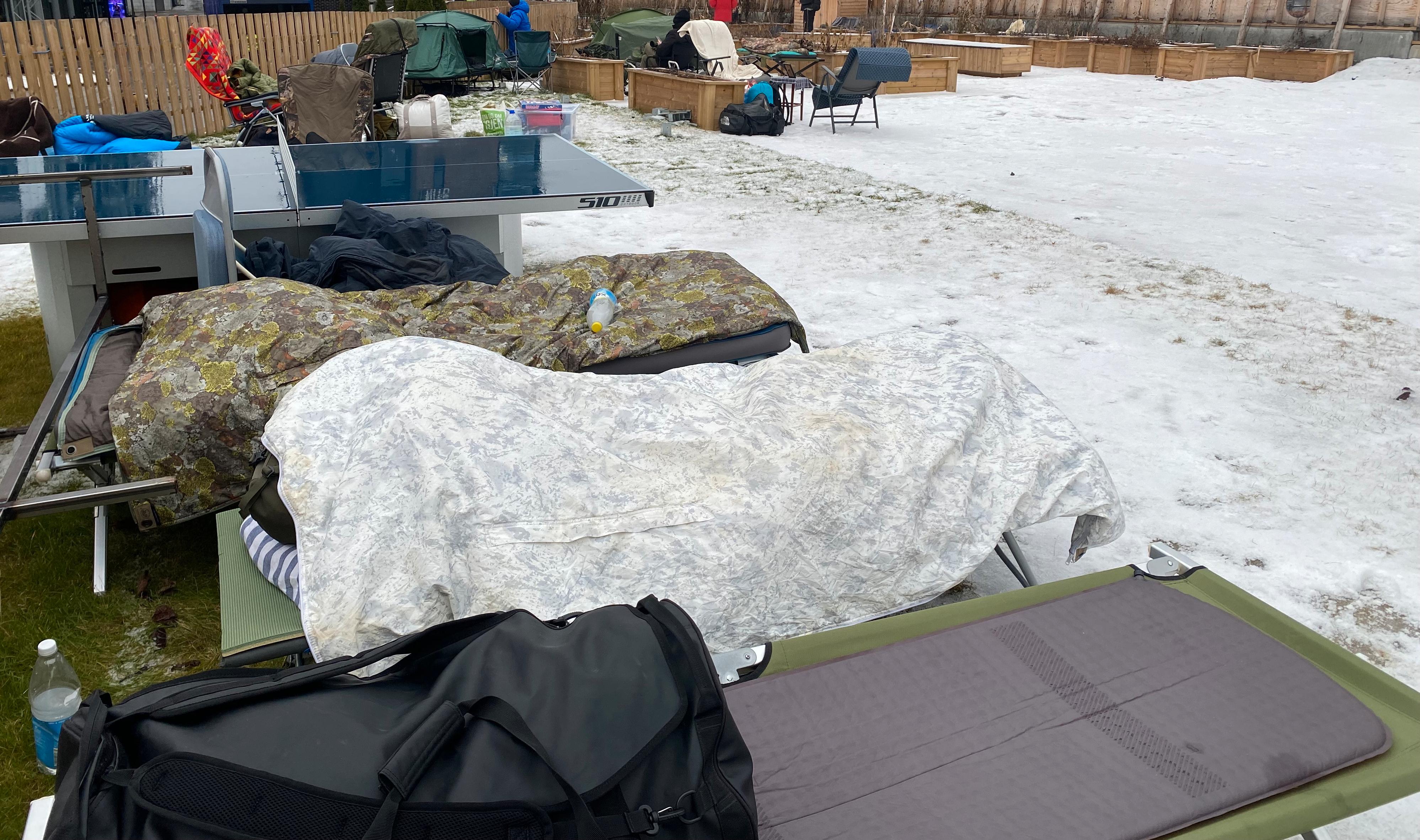 SOVEPLASSER: Senger og telt - og et bordtennisbord - er stilt opp i køområdet i Oslo. Eierne ønsket ikke å bli fotografert, men de var altså også der da Godt besøkte køen.