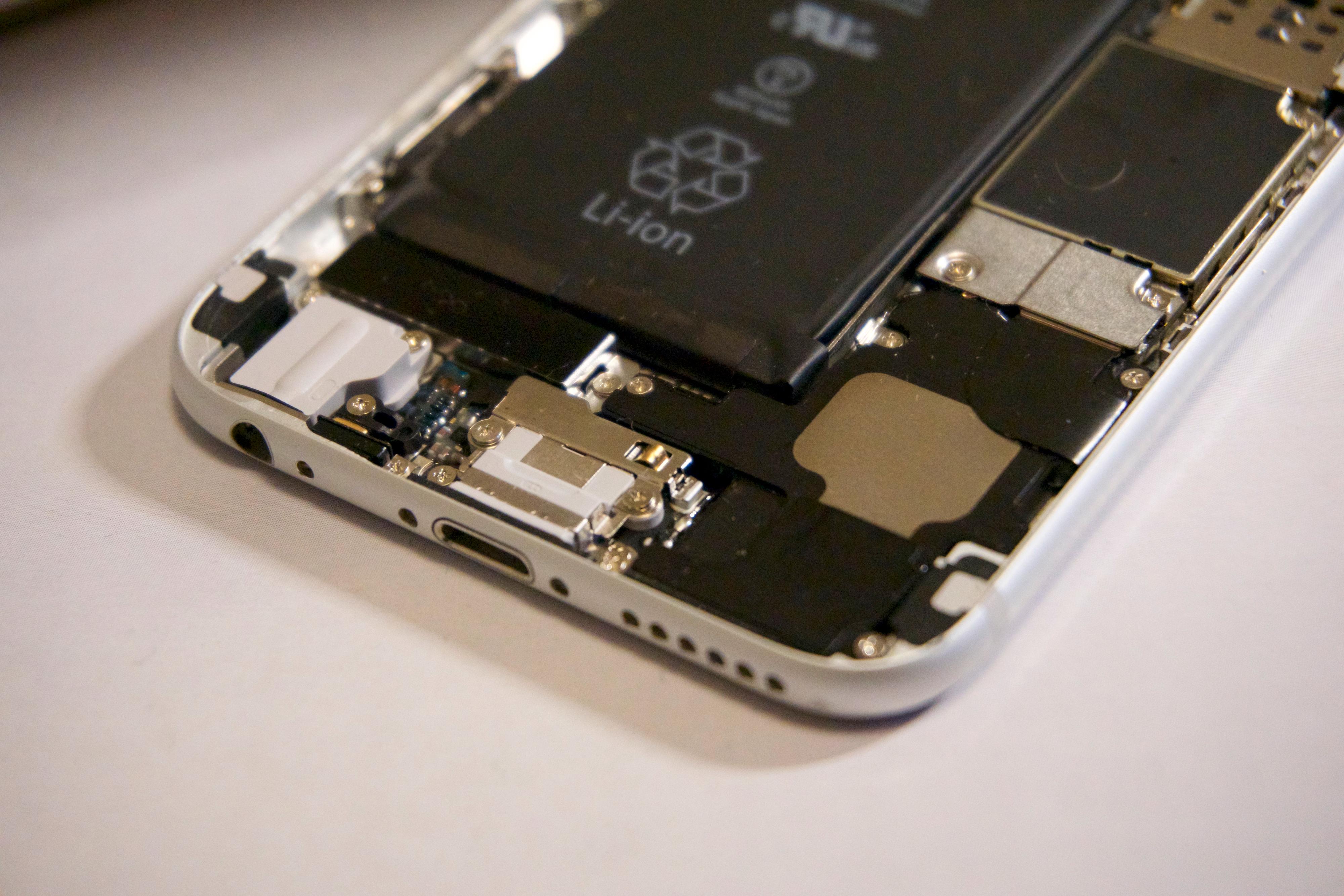 En iPhone 6 er veldig annerledes bygget opp enn en Xperia Z1. Legg merke til de mange skruene.