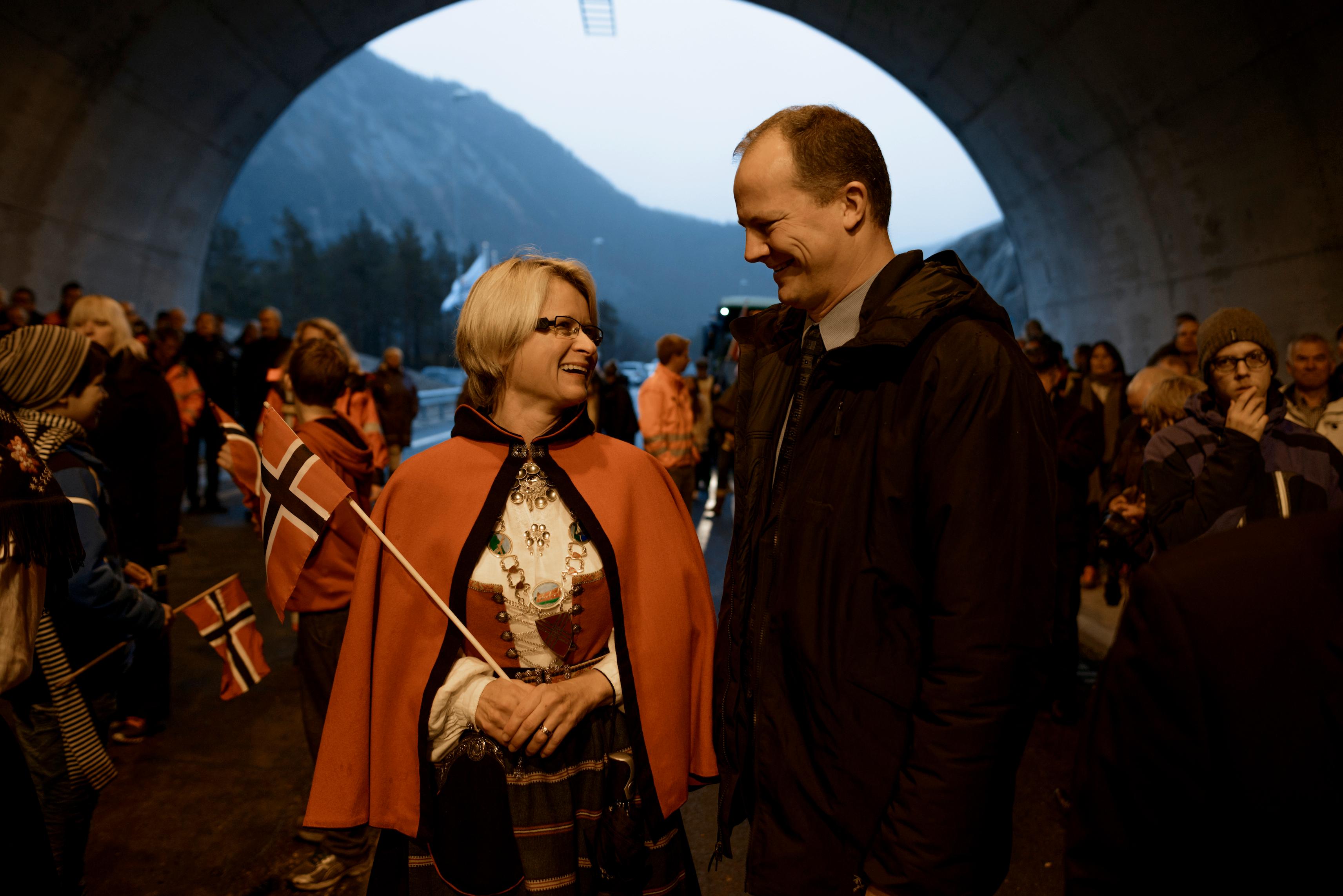 Ordfører Trine Danielsen og samferdselsminister Ketil Solvik-Olsen er fornøyde med fibersatsingen.Foto: Tommy Ellingsen