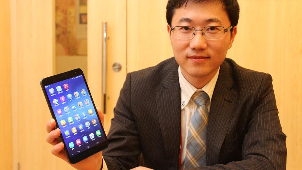 Jerry Huang i Huawei med MediaPad X1. Denne mobiltelefonen har en skjerm som måler 7 tommer.Foto: Espen Irwing Swang