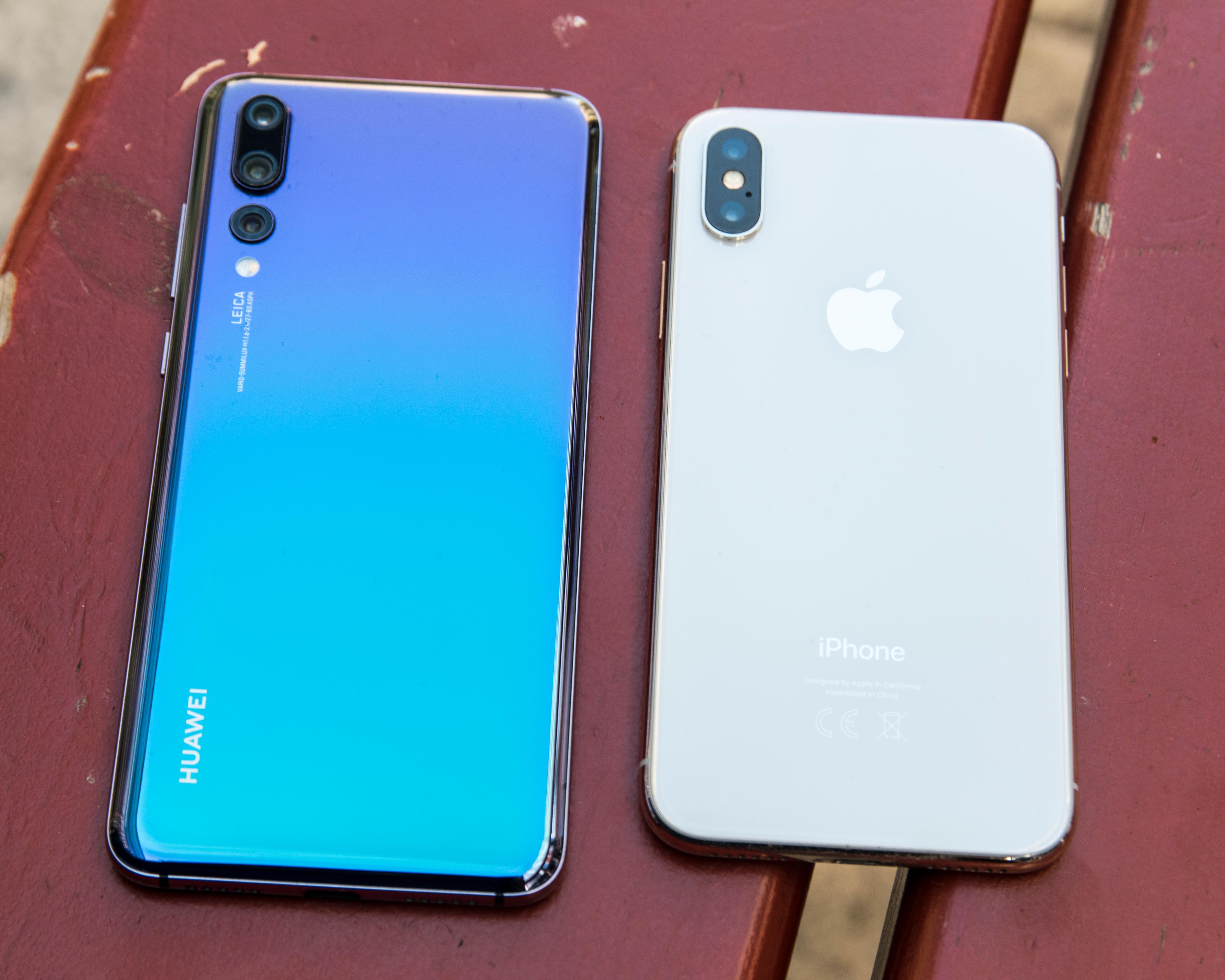 Denne fargekombinasjonen er det ingen annen mobil som byr på. For noen vil kanskje P20 Pro bli i største laget - iPhone X, til høyre, er litt mer kompakt. Men den har også dårligere kamera og mindre batteri.