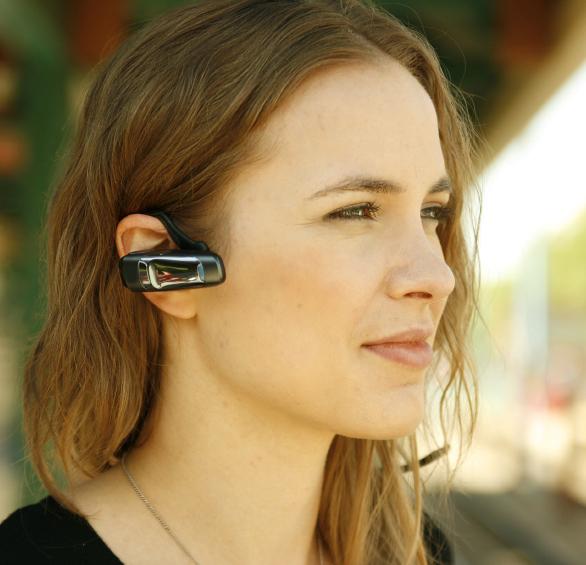 Bluetooth-hodesett frigjør deg fra ledningsrotet. (Foto: Neil Speers / Istockphoto)
