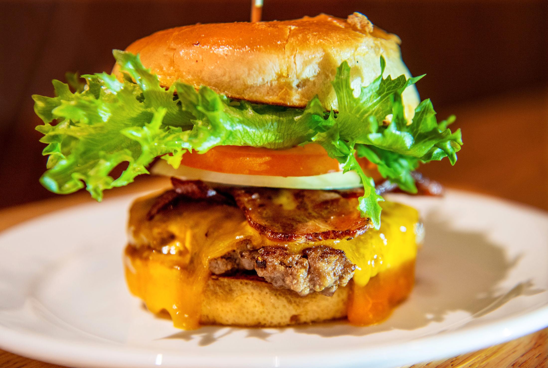 BACON CHEDDAR: Den tredje burgeren restaurantanmelderen smakte på var godt balansert. Foto: Helge Mikalsen/VG