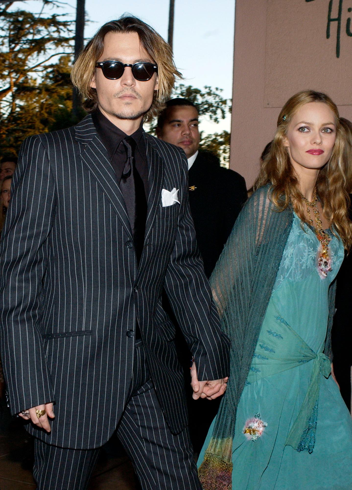 GJENGANGER: Johnny Depp tar gjerne i bruk stripete dress på den røde løperen. Her er han sammen med ekskjæresten Vanessa Paradis på «Critics Choice Awards» i 2004.