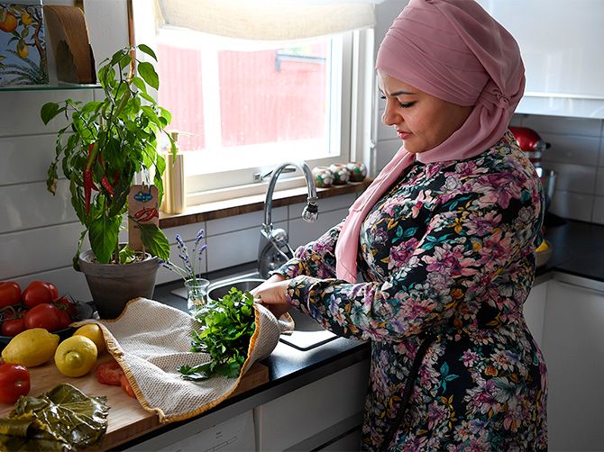 Zeina tipsar: Vira in persiljan i en fuktig och ren kökshandduk och förvara persiljan i kylen (byt handduk var tredje dag) då håller örten i minst tio dagar.