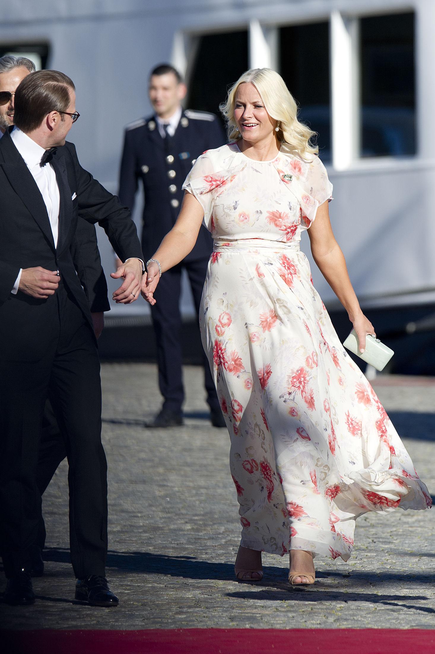 FRESH: Kronprinsessen hadde matchet Giambattista Valli-kjolen med beige pumps med åpen tå, en hvit firkantet clutch-veske og lekre perleøredobber med heng i ørene. Foto: Jon Olav Nesvold / NTB scanpix