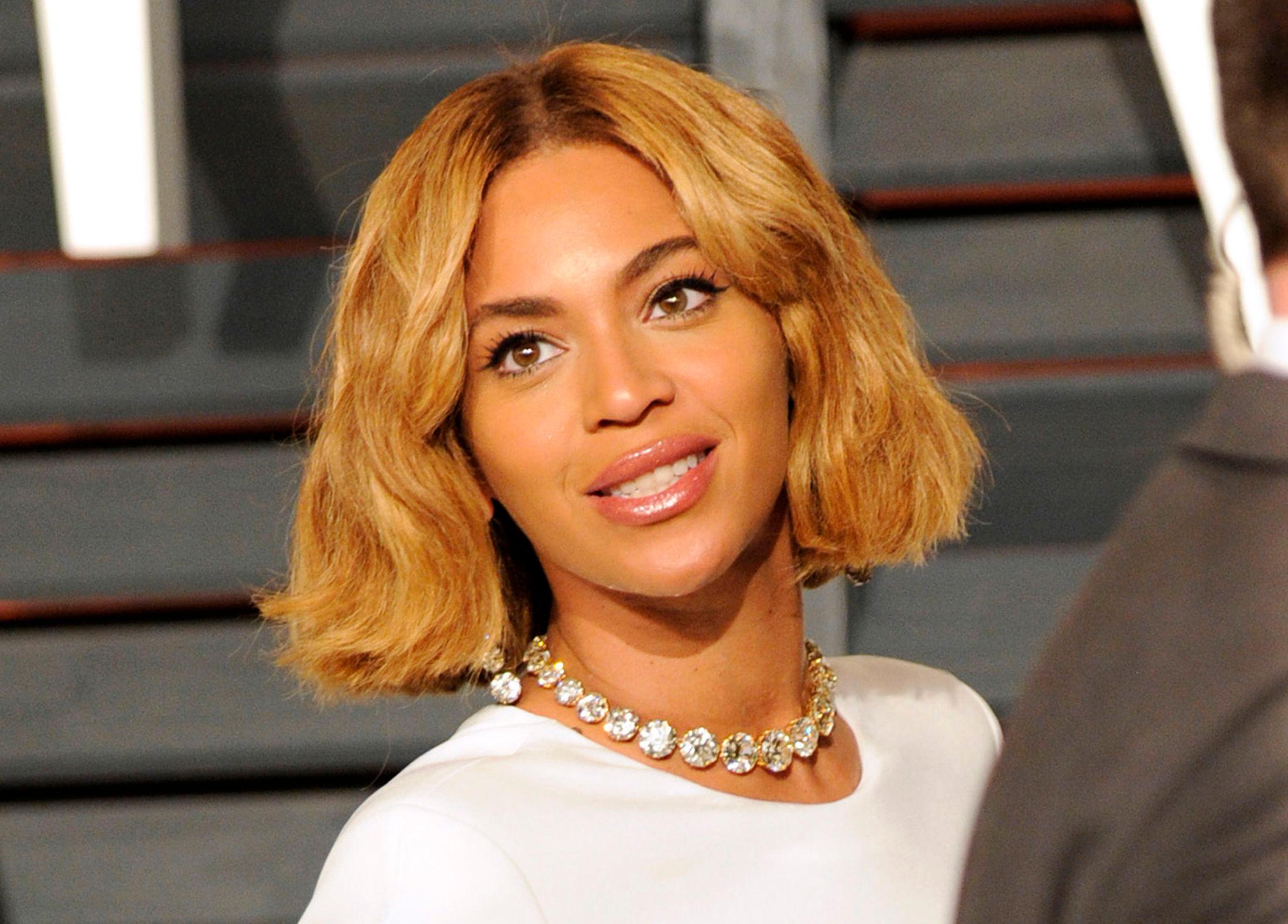 KORTE LOKKER: Beyoncé har stort sett hatt langt hår, men under etterfesten til Oscar-utdelingen i 2015 dukket hun opp med en kort bob. 