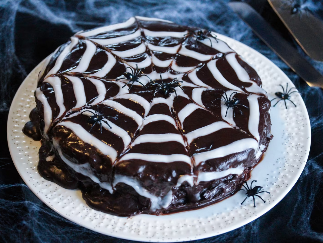 ENKEL: Denne kaken ser kanskje avansert ut, men det er faktisk enkelt å lage spindelvevsmønsteret.