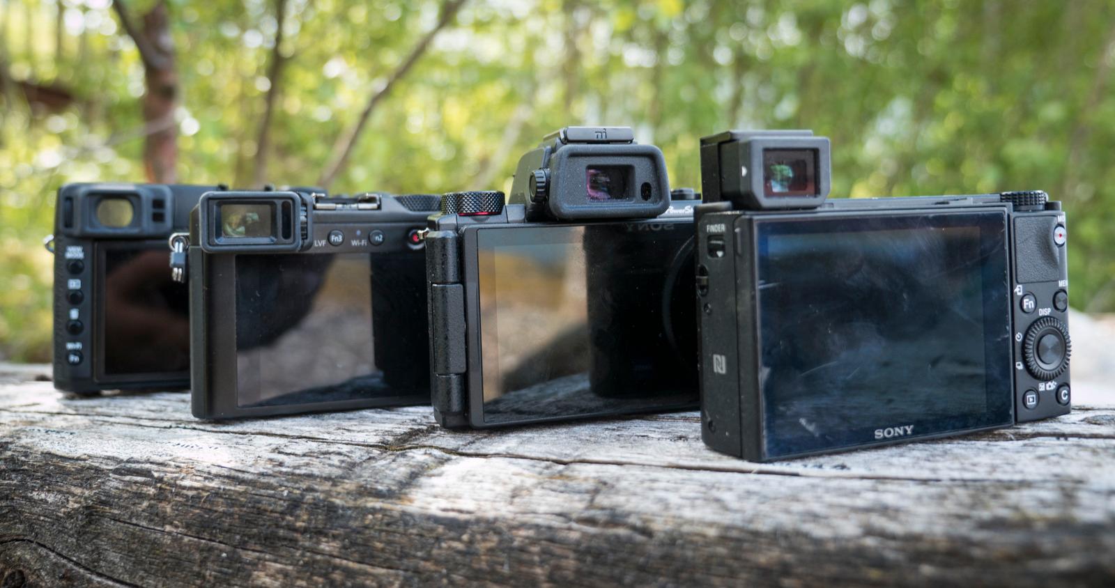 Fra venstre: X00T og LX100 har en søker med flat profil, mens søkeren på Canon G5 X stikker opp som et tradisjonelt prismehus. Sony RX100 IV er utstyrt med en snerten sprett-opp-søker som kan forsvinne ned i kamerakroppen når den ikke brukes.