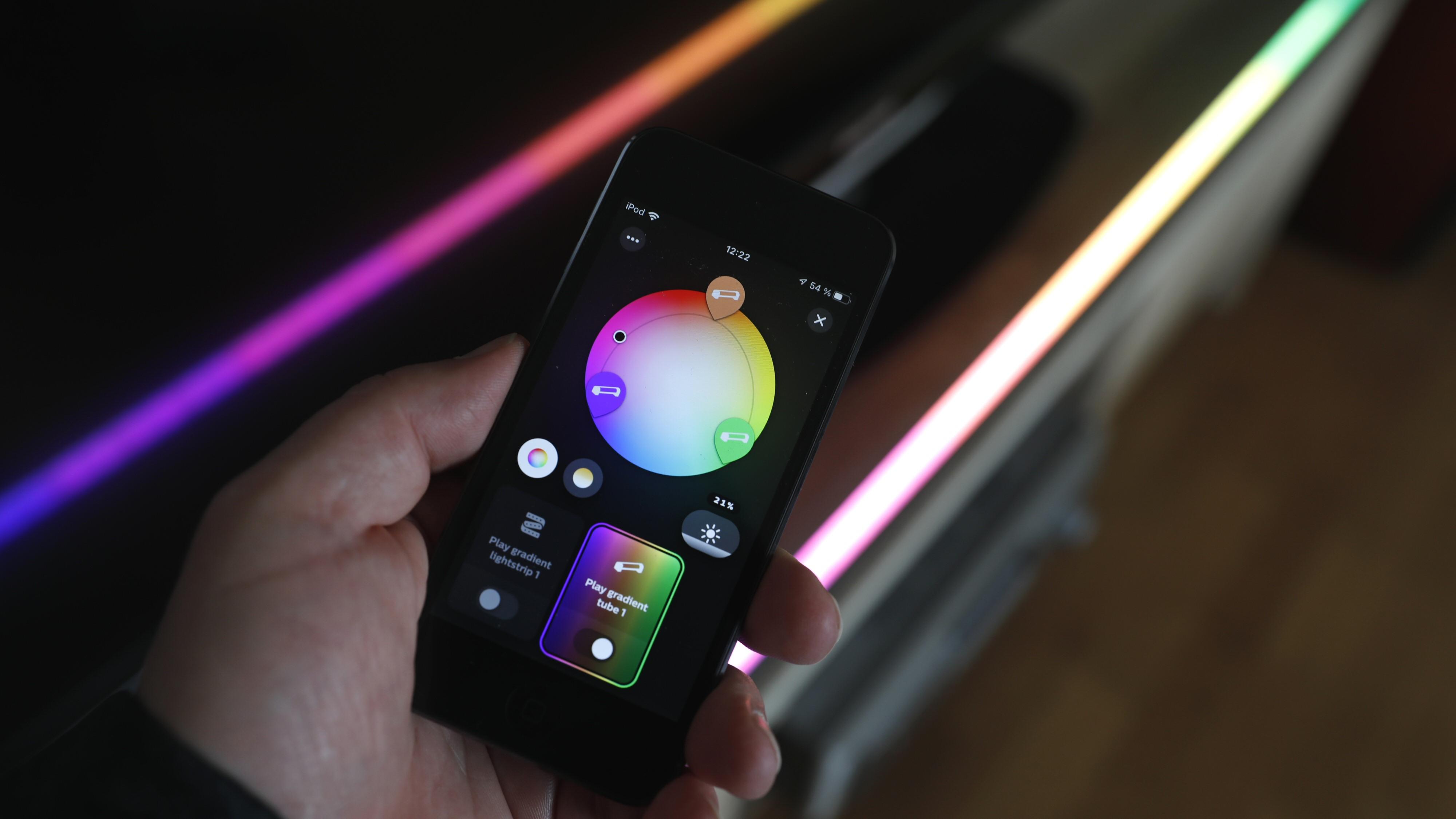 Play Gradient Light Tube kan også brukes som et helt vanlig lys. Via Hue-appen kan den styres som inntil tre lyspunkter.