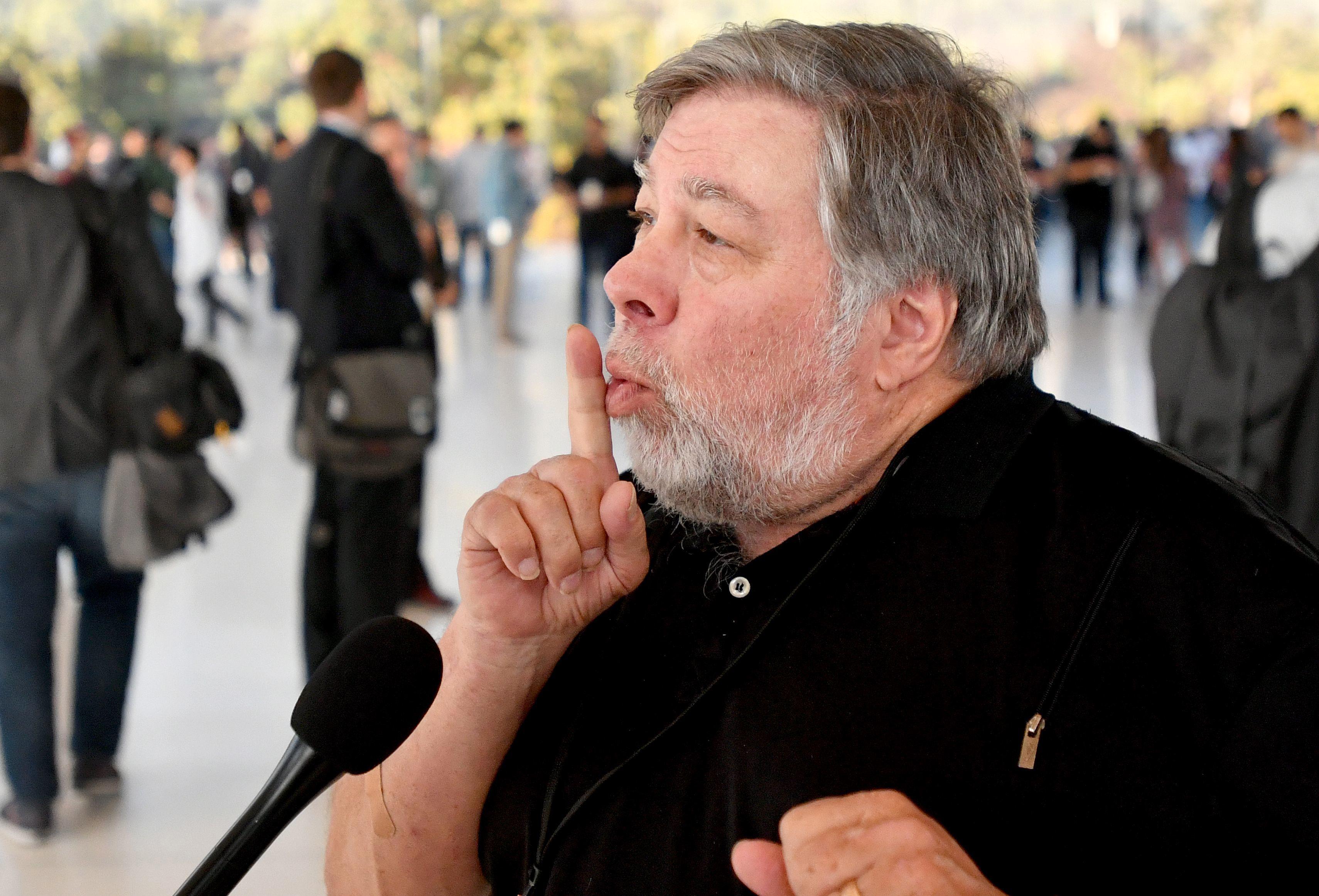 Steve Wozniak var med på å grunnlegge Apple. Nå langer han ut mot Tesla og lovnadene om autopilot.