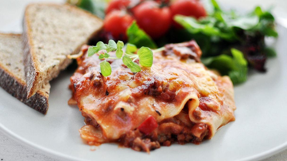 KOSEMIDDAG: Når det er både kjøttsaus og ostesaus blir lasagnen ekstra god. Legg de to sausene lagvis med lasagneplatene, og topp det hele med et lag ost. Foto: Anita Stokke Blomvik