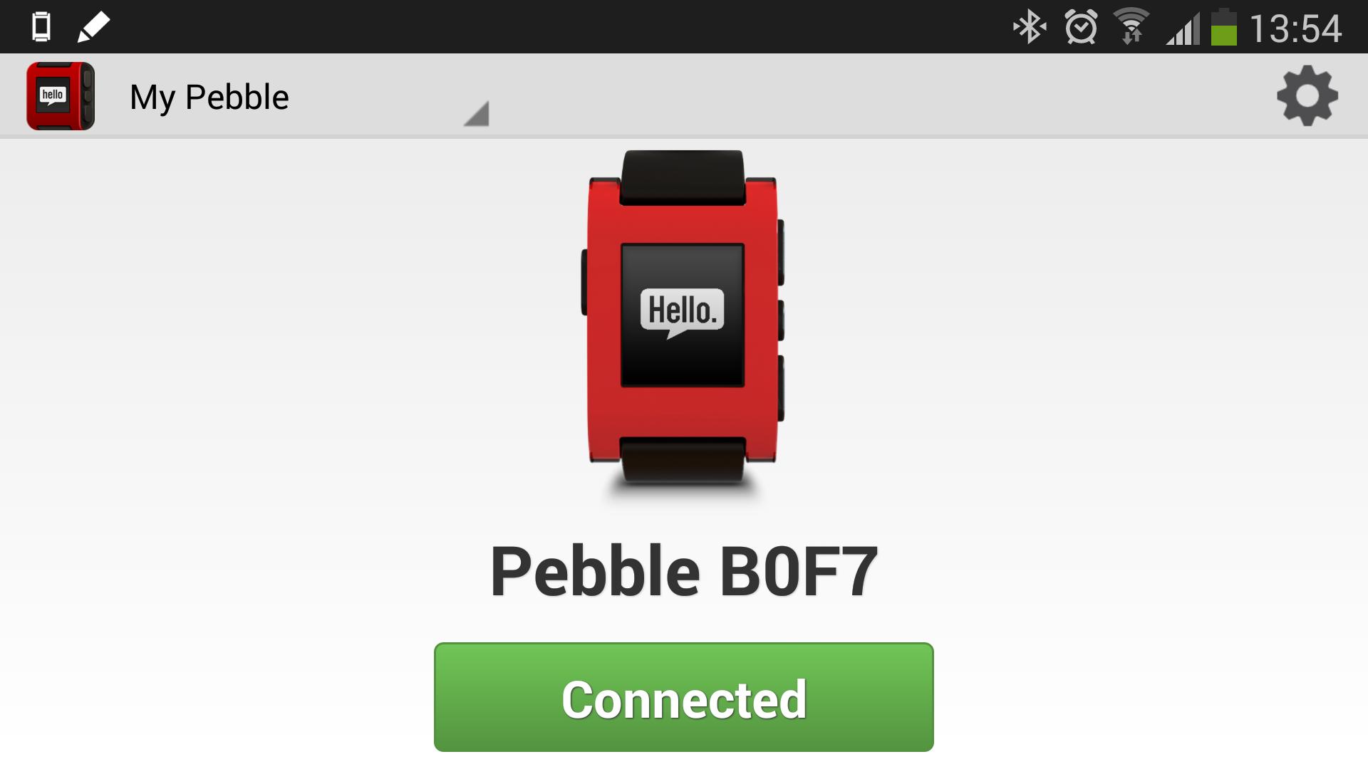 Klokken må først kobles til en mobil via USB. Pebble støtter både BT 2.1 og BT 4.0.