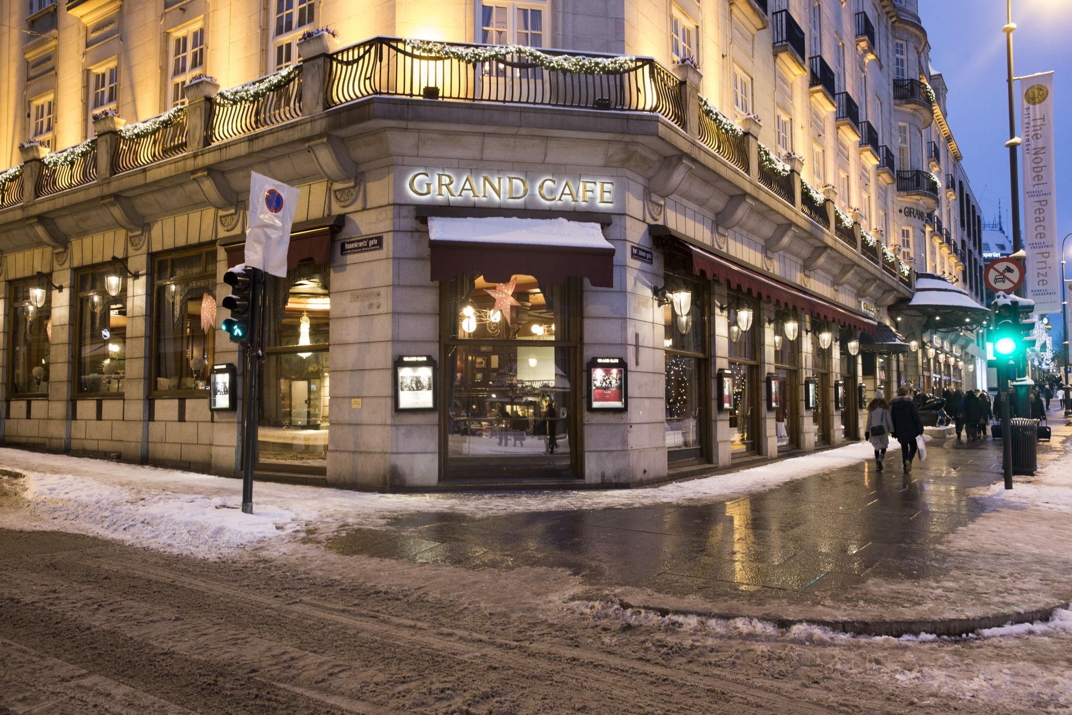 TRADISJON: For mange hører en tur innom Grand Café med i feststemte tider som jul eller 17. mai. Nå tar det slutt. Foto: Frode Hansen/VG