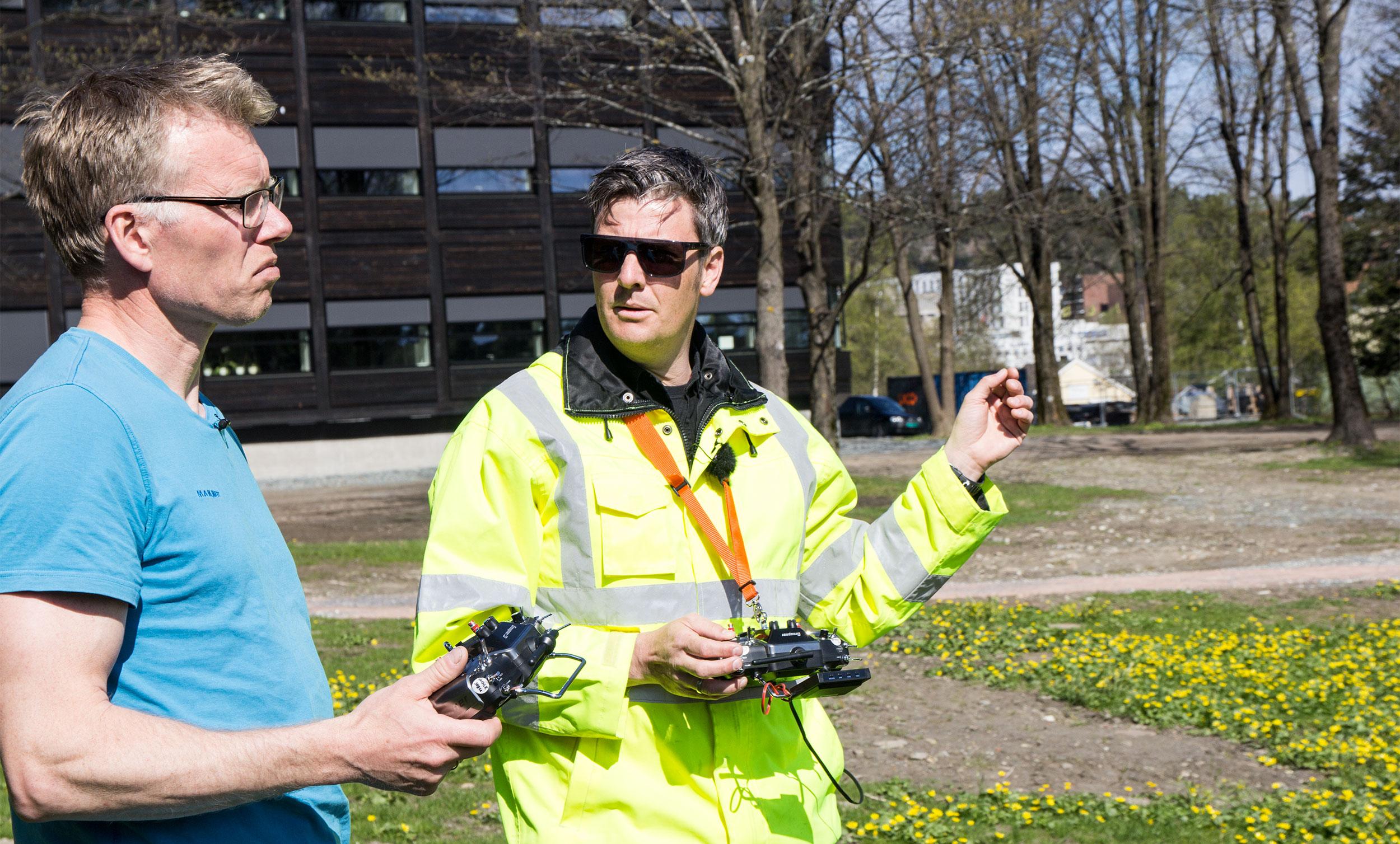 Kai Nybakk (venstre) styrer videokameraet, Morten Henden Aamot (høyre), flyr selve dronen.Foto: Håvard Fossen, InsideTelecom.no