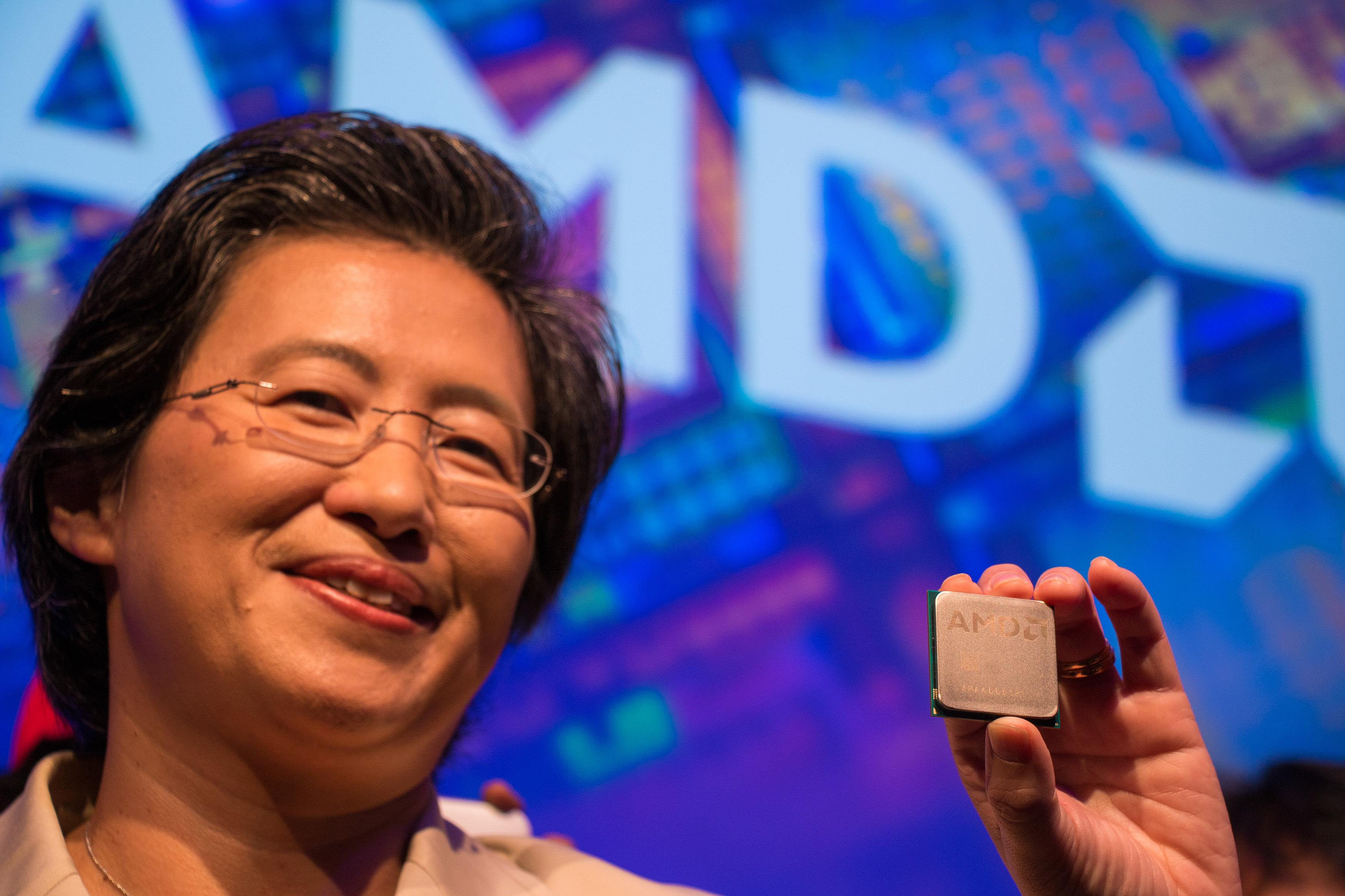 AMD-sjefen sjøl, Lisa Su, viser frem «Zen» under Computex-pressekonferansen. Dette er prosessorarkitekturen som kan bli selskapets store comeback innenfor entusiastsegmentet.