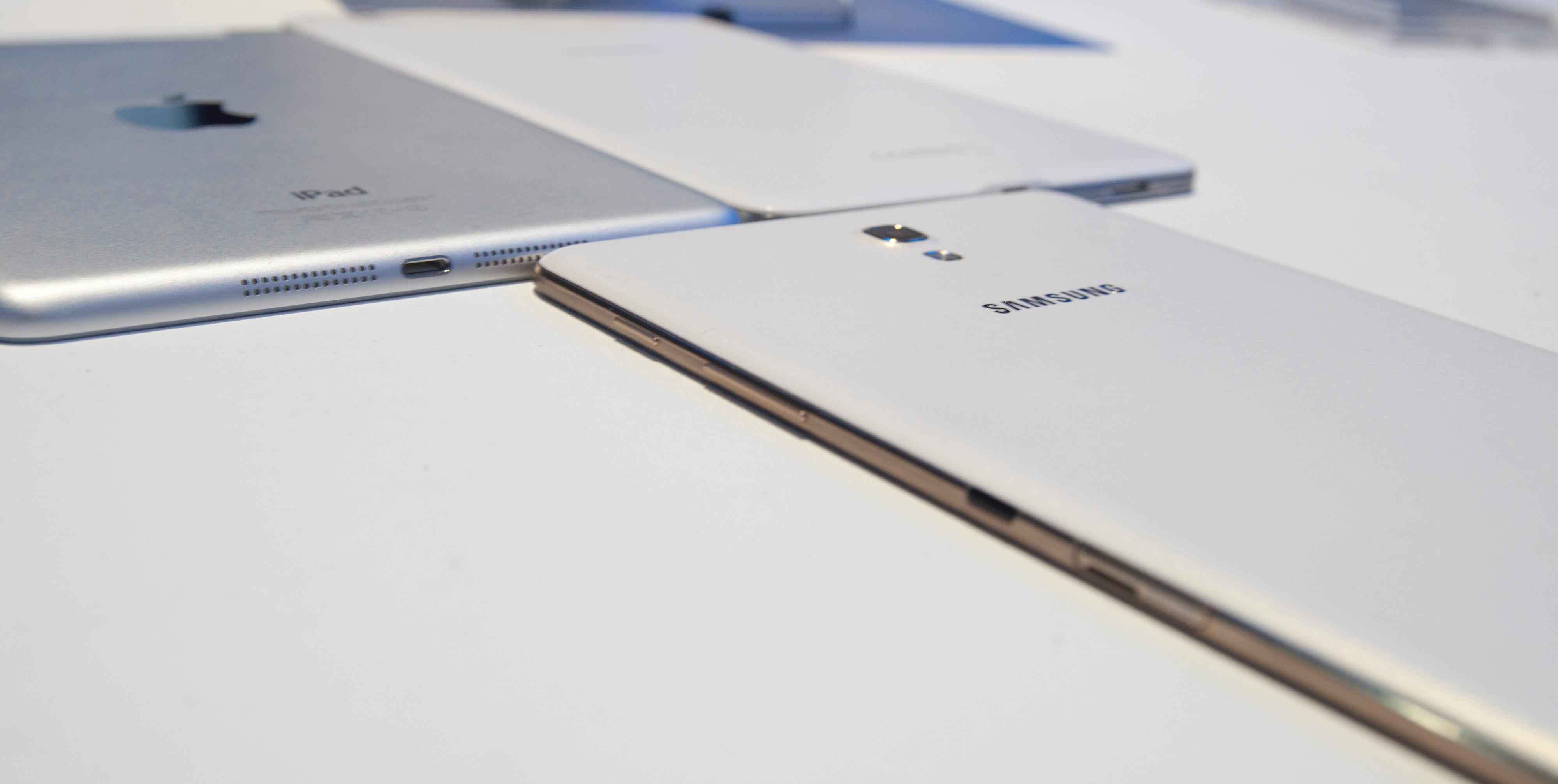 Apples iPad Mini øverst til venstre, Samsung Galaxy TabPRO 8.4 øverst til høyre og Galaxy Tab S 8.4 nederst.Foto: Finn Jarle Kvalheim, Amobil.no