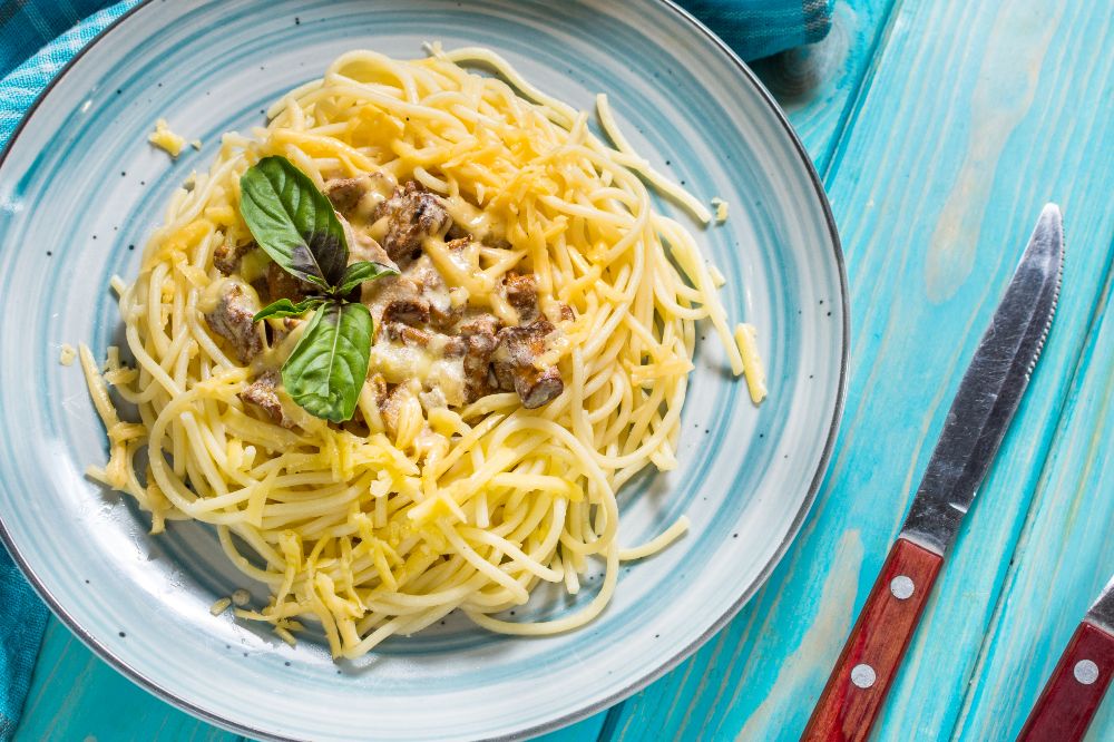 Bjud på pasta med härlig kantarellsås.
