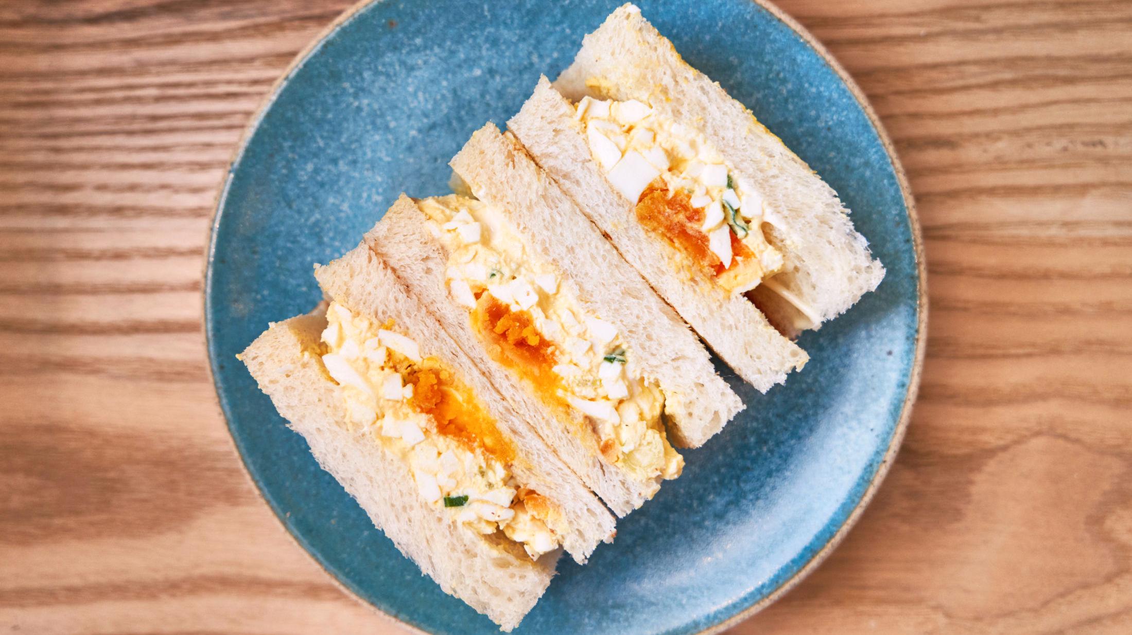 SANDO: Fyllet på Konbis eggesandwich består av blant annet japansk Kewpie-majones, sennep og vårløk - og selvfølgelig egg. Foto: Alicia Cho