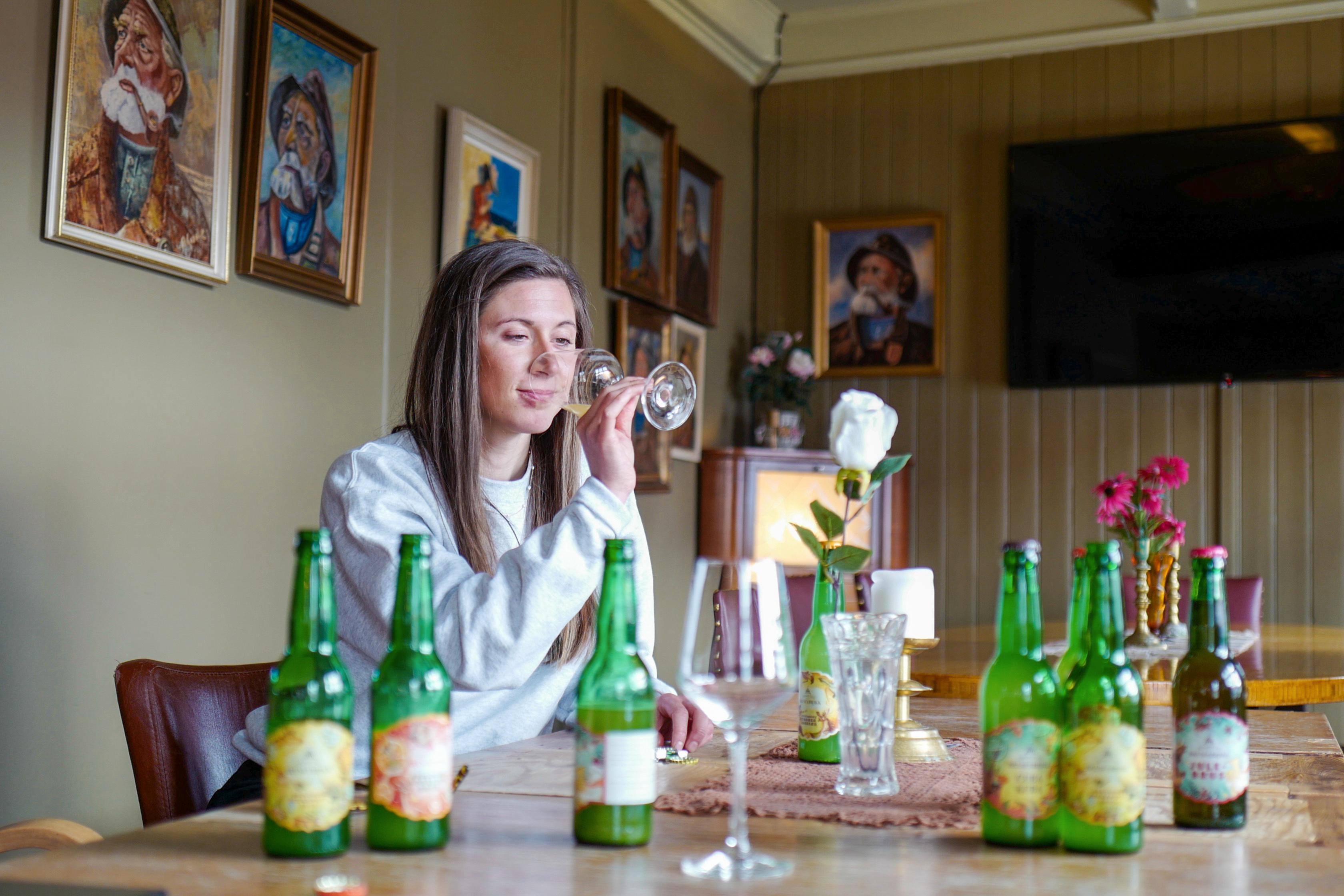 BRUS ISTEDENFOR ALKOHOL: Gjengen bak Grimstad brusfabrikk savnet et godt alternativ til alkoholholdig drikke. Den tanken ble starten på drømmen og målet om å skape verdens beste brus.