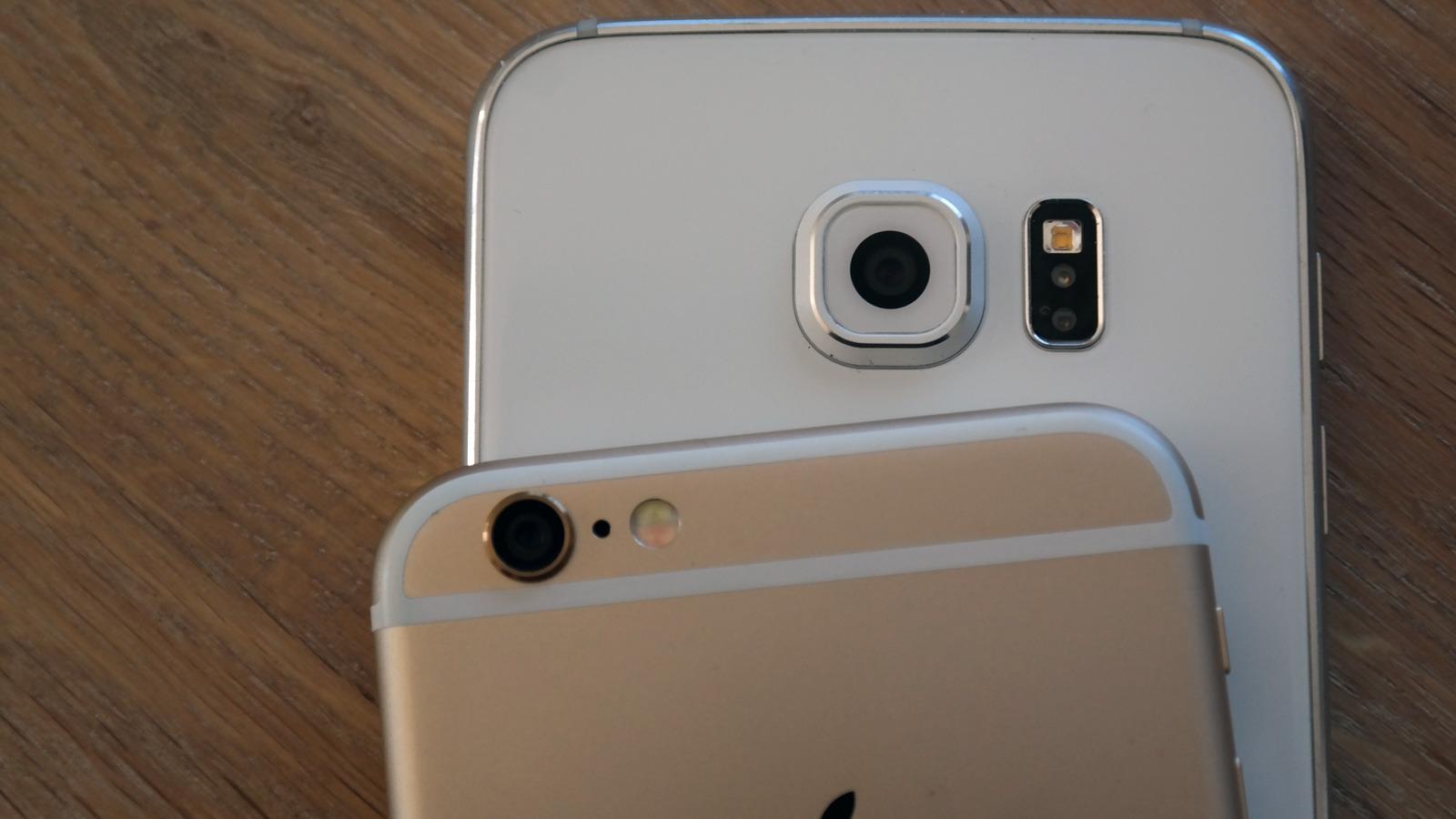 Begge kan ta bilder, men Samsungs kamera har høyere oppløsning.