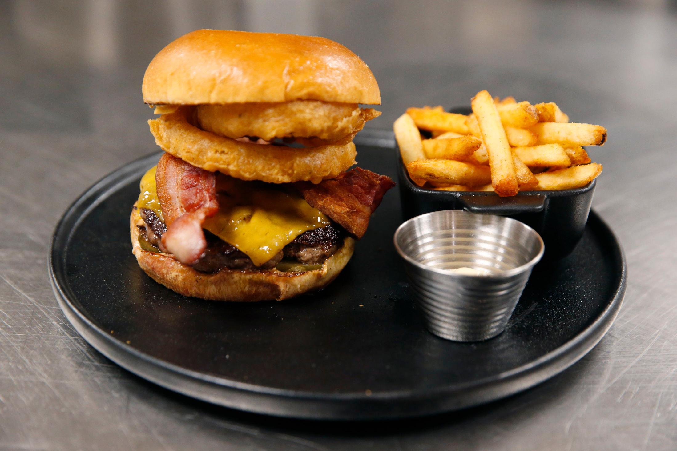 HAMBURGER: Jucy Lucy-burger tempuraløkringer, cheddar og bacon, her med pommes frittes. Foto: Trond Solberg/VG